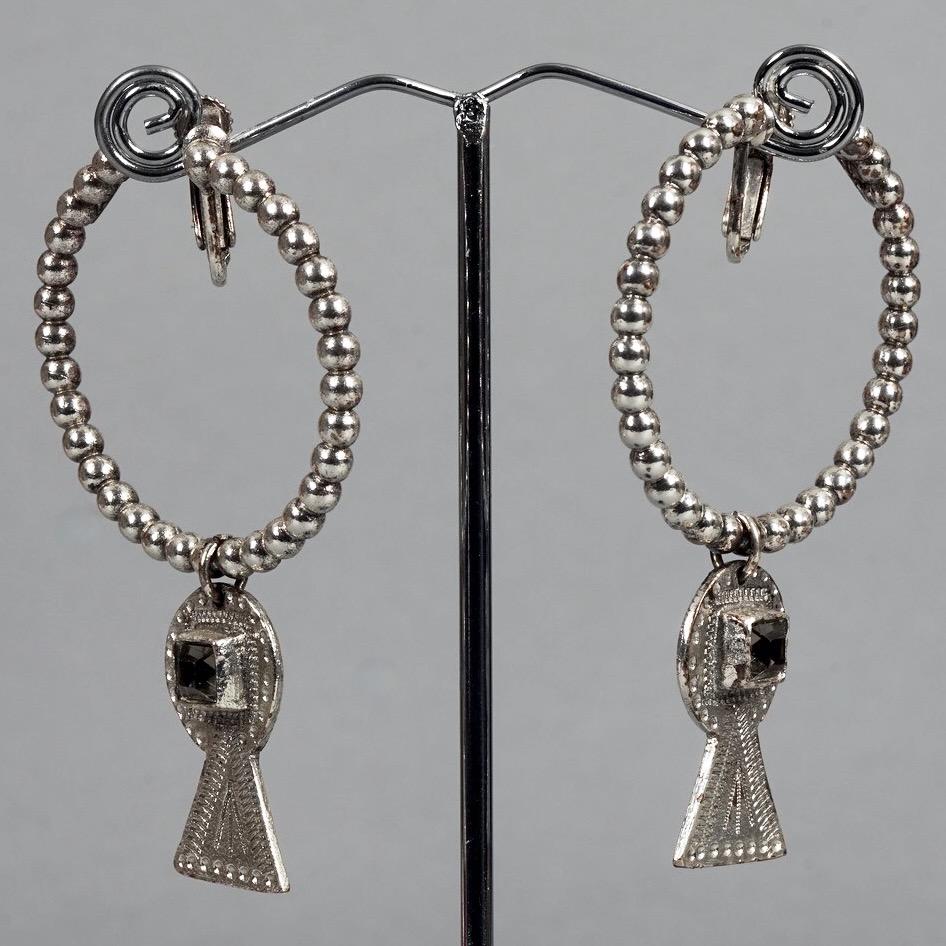Vintage JEAN PAUL GAULTIER Tribal Creole Charm Silver Dangling Earrings In Excellent Condition For Sale In Kingersheim, Alsace