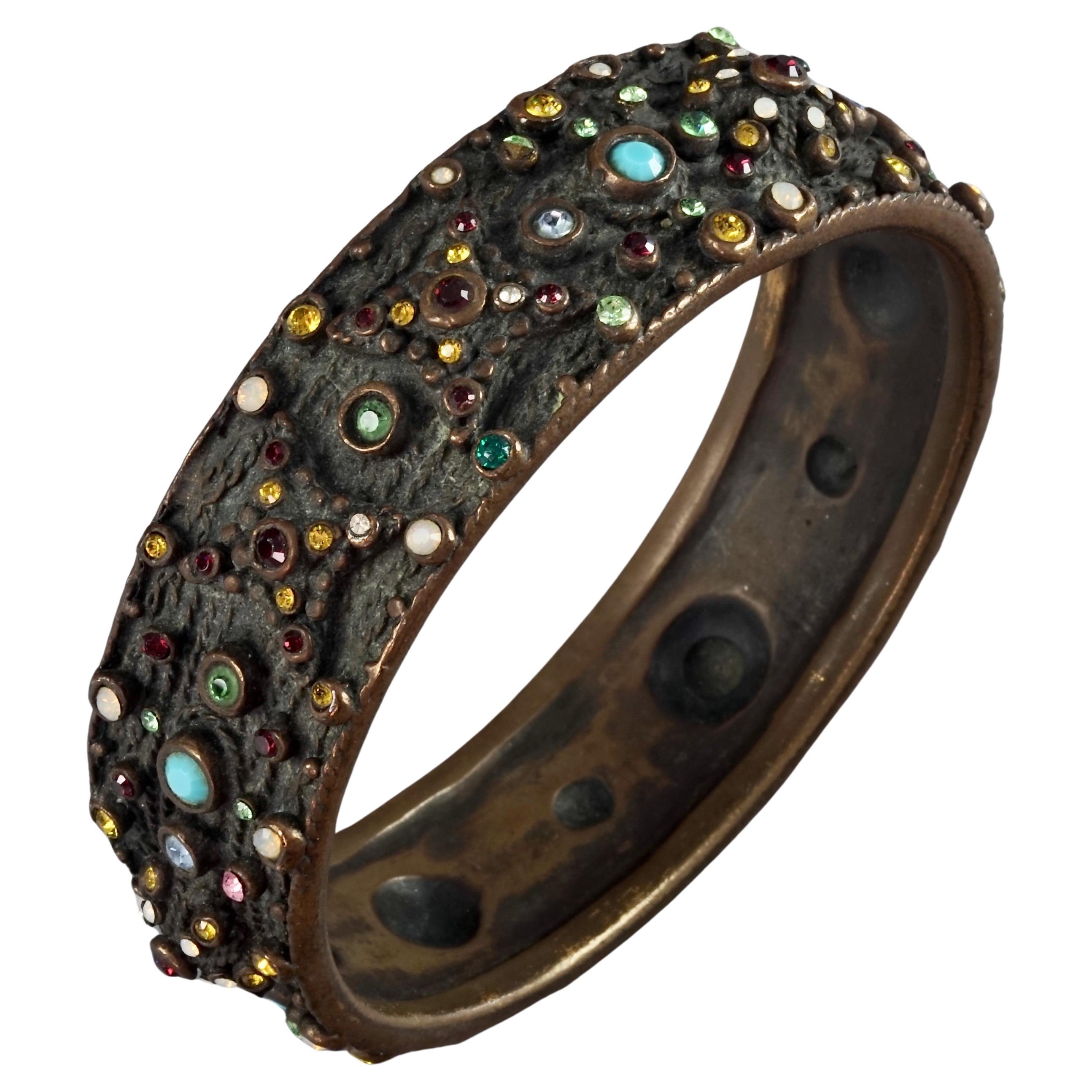 JEAN PAUL GAULTIER Bracelet jonc vintage orné de bijoux tribaux et de strass en vente