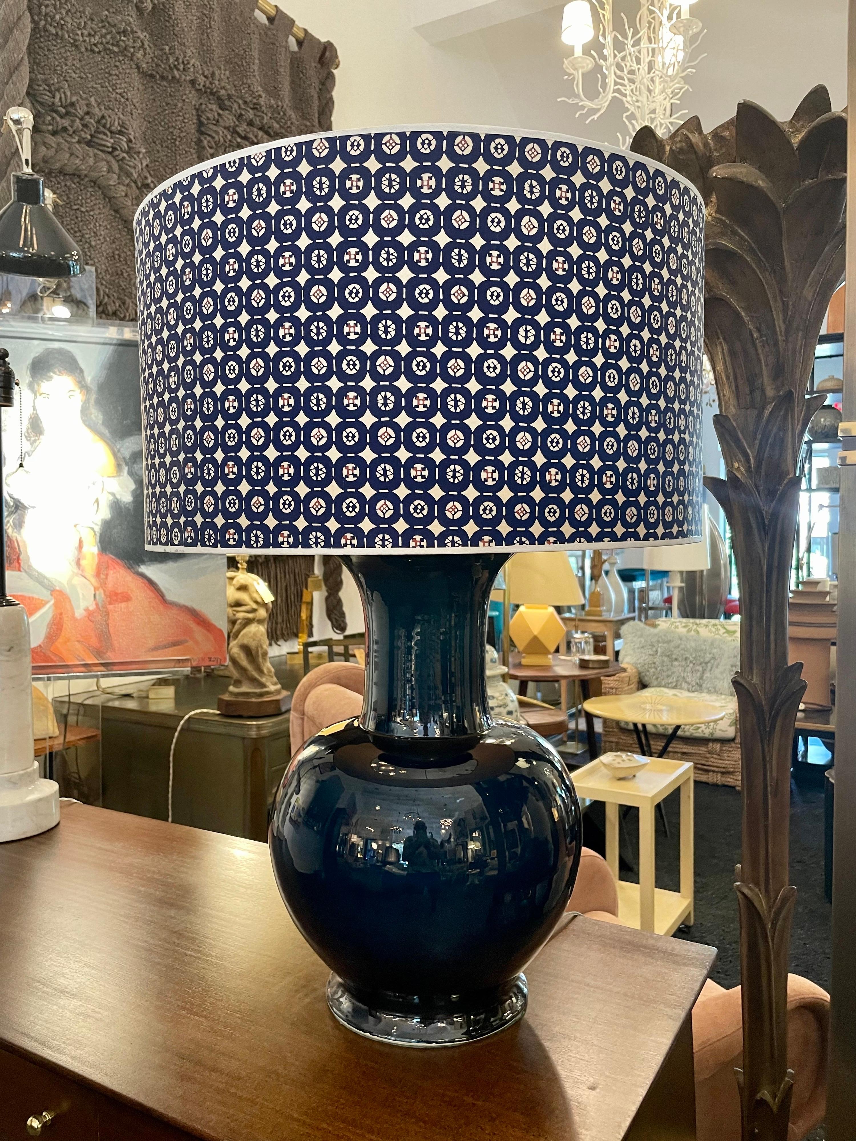 Vernissé Lampe vintage Jean Roger en céramique émaillée bleue en vente