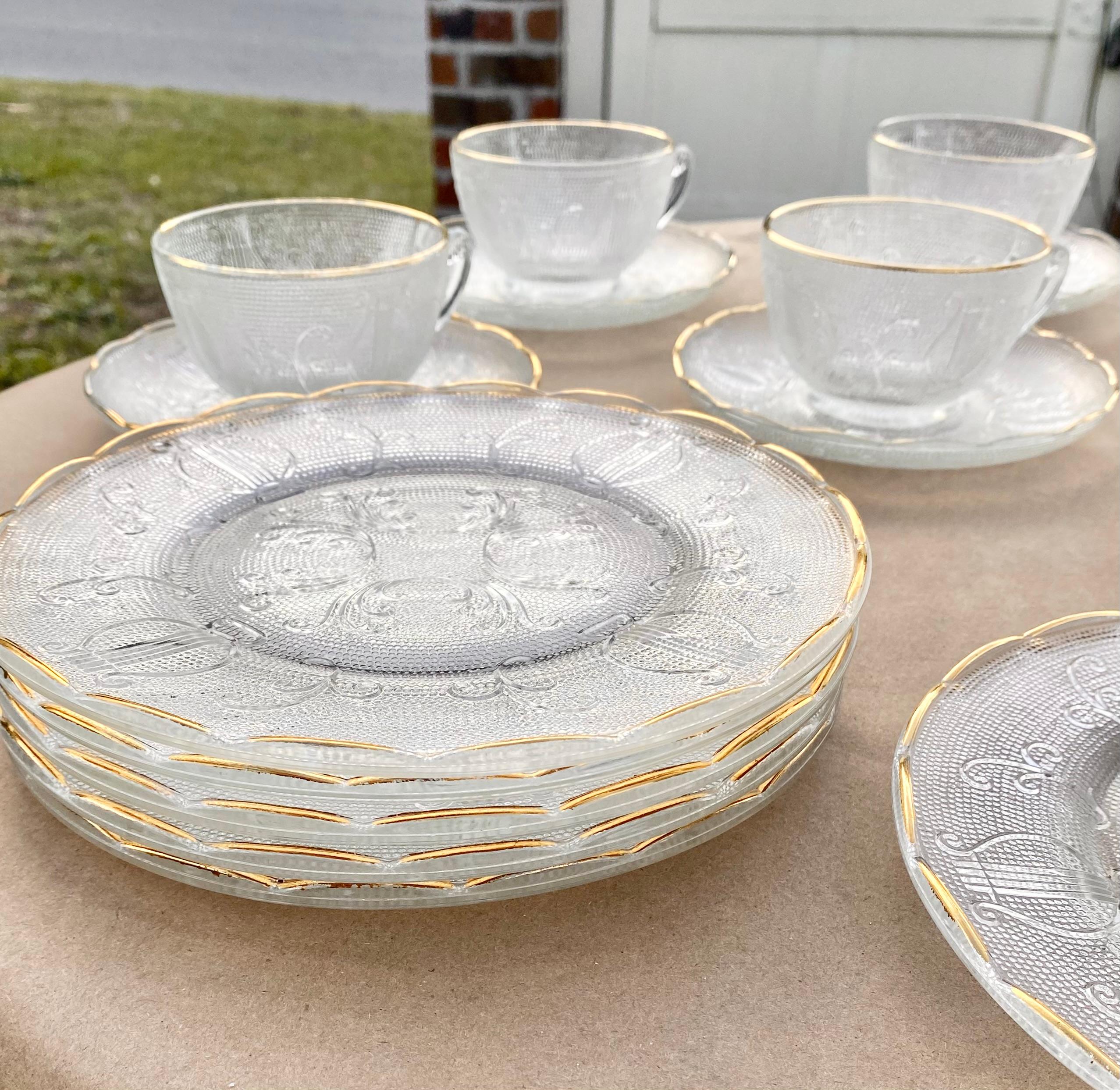 Vintage Jeannette Glass Harp Pattern Gold Trim Clear  In Good Condition For Sale In New Orleans, LA