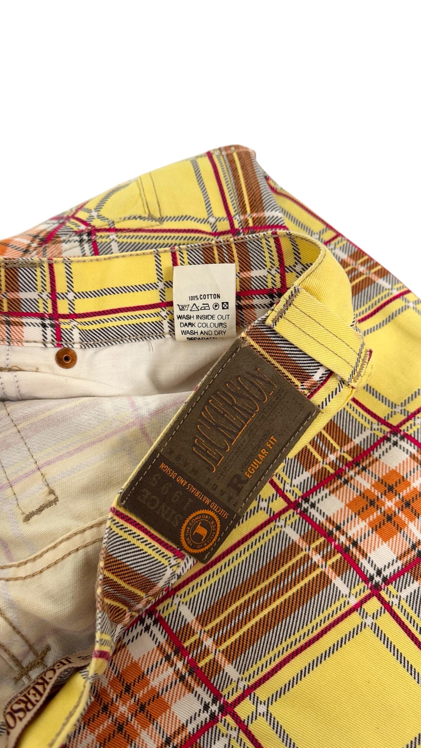 Mit dieser seltenen Vintage-Hose von Jeckerson, die in Italien aus reiner Baumwolle hergestellt wird, können Sie den kühnen Geist der italienischen Mode der frühen 2000er Jahre erleben. Das lebendige, mehrfarbige Karomuster in Gelb-, Orange-, Rot-