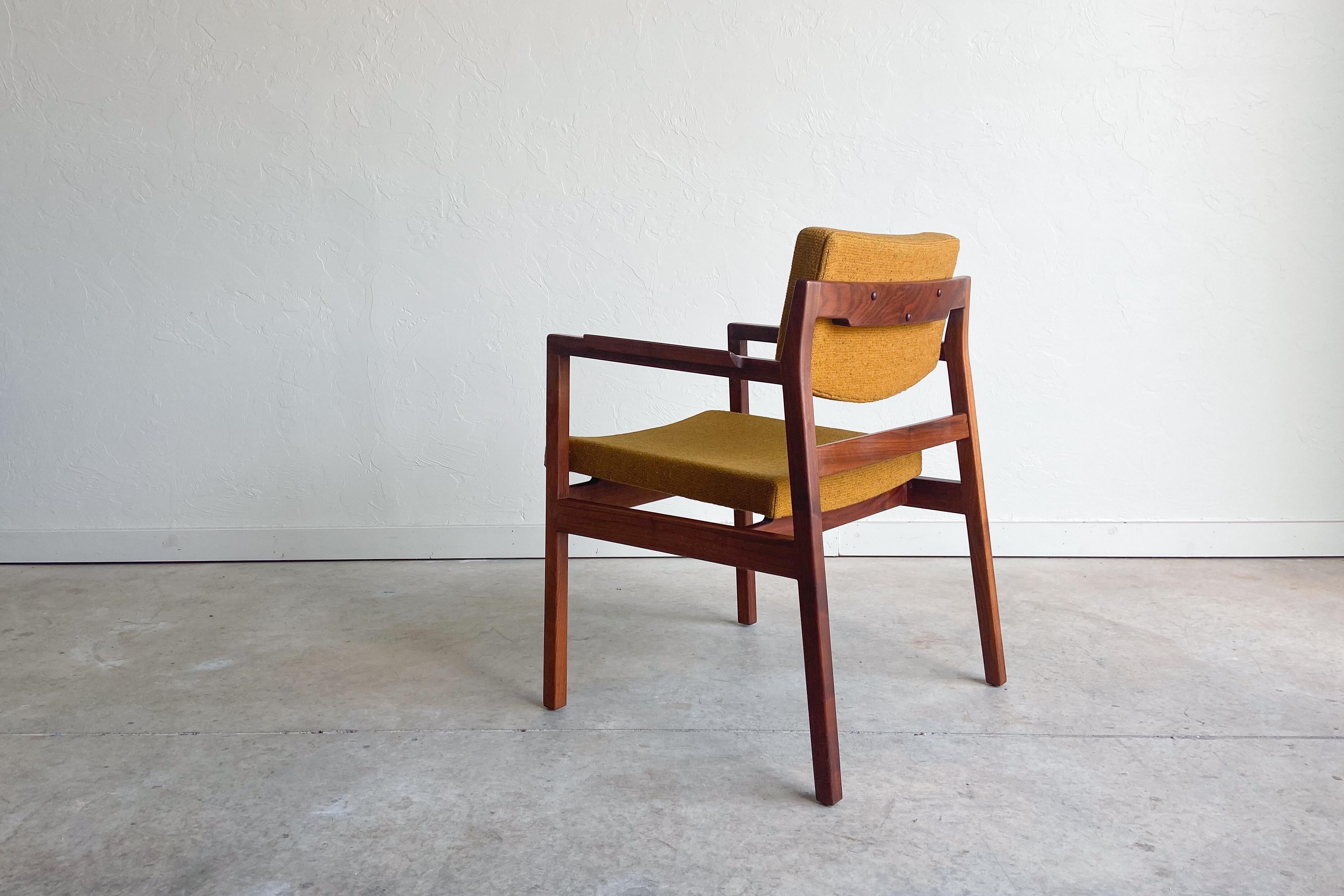 Ein Sessel aus massivem Nussbaumholz, entworfen von Jens Risom. 

Architektonisches Design mit klaren Linien und geformten Armlehnen. Er eignet sich gut als Schreibtischstuhl oder Beistellstuhl. 

Angeboten in ausgezeichnetem Originalzustand.