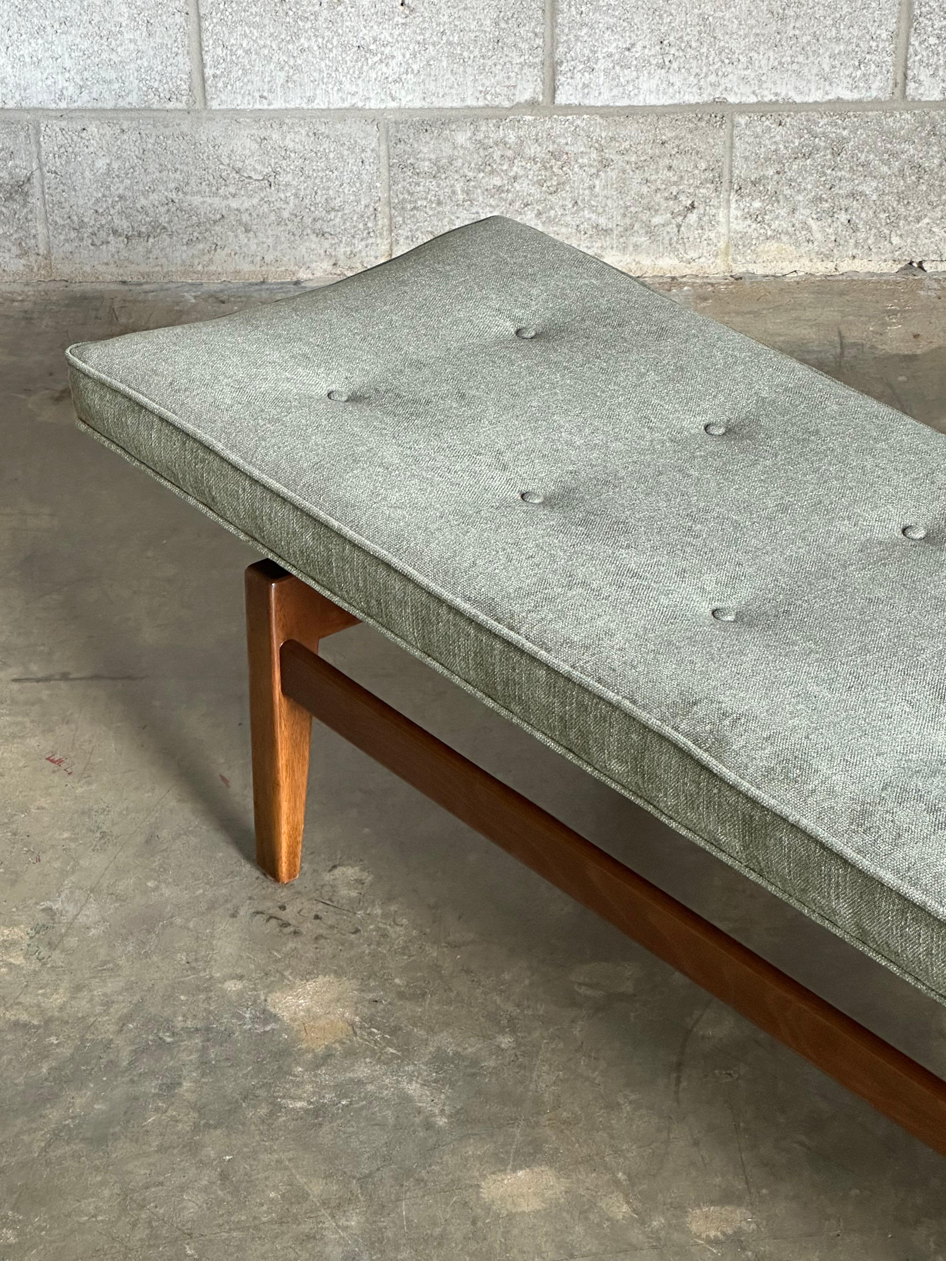 Un banc flottant peu commun de six (6) pieds de long. La base du cadre est en noyer et le coussin est légèrement incurvé. Un design classique et intemporel qui pourrait s'intégrer dans une variété d'intérieurs différents. Le coussin supérieur se