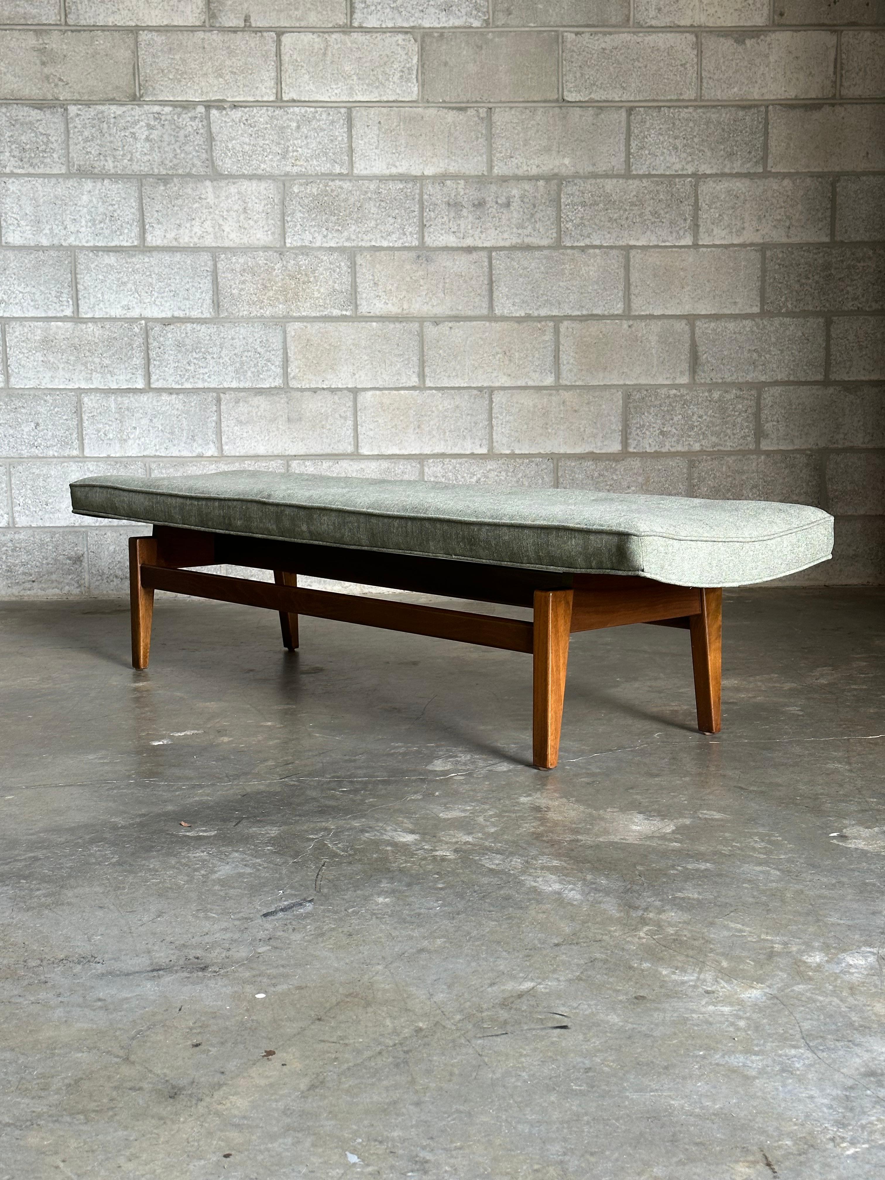 Banc flottant vintage Jens Risom de six pieds (6 pieds) Bon état - En vente à St.Petersburg, FL
