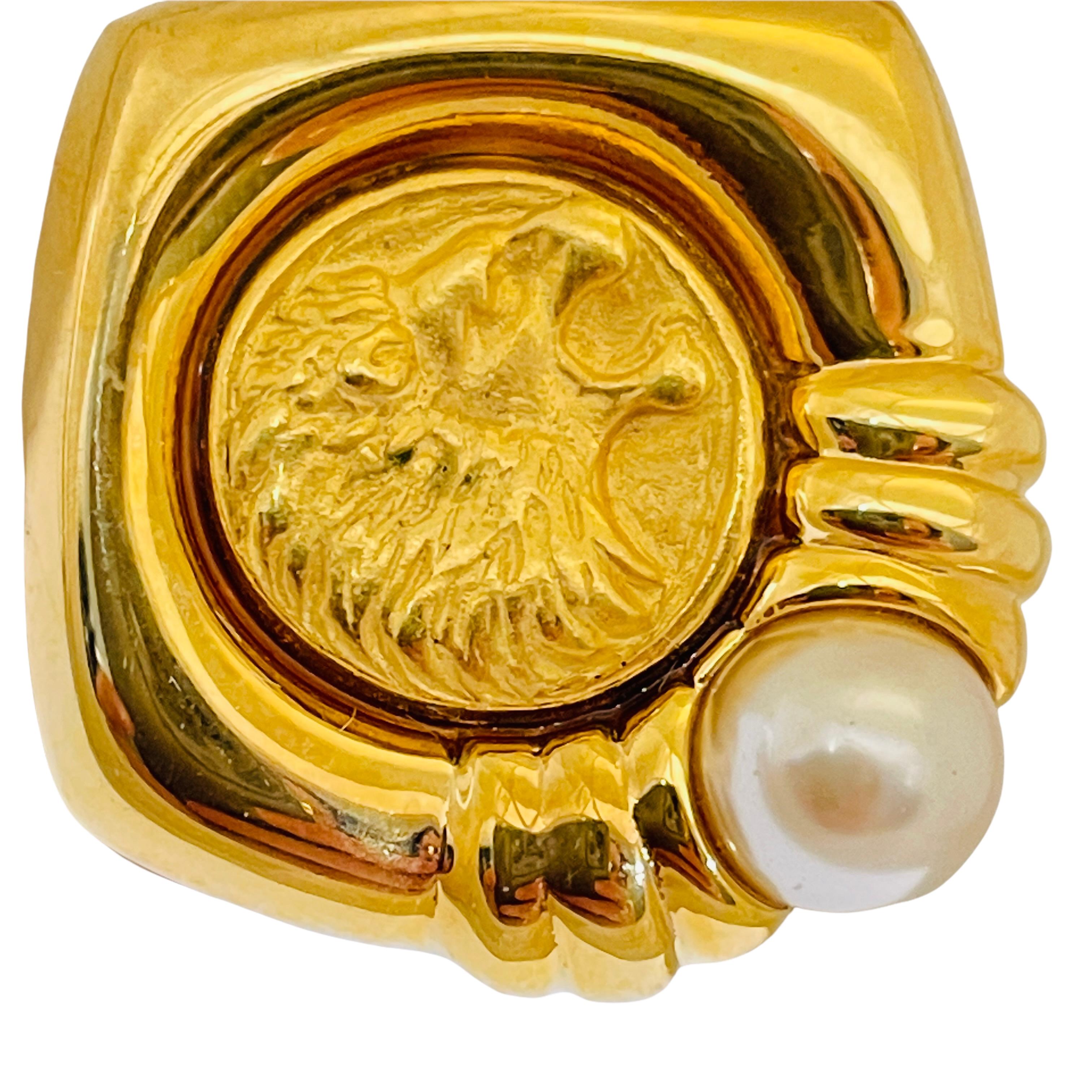 Vintage JESARA gold coin lion pearl designer runway clip on earrings In New Condition For Sale In Palos Hills, IL