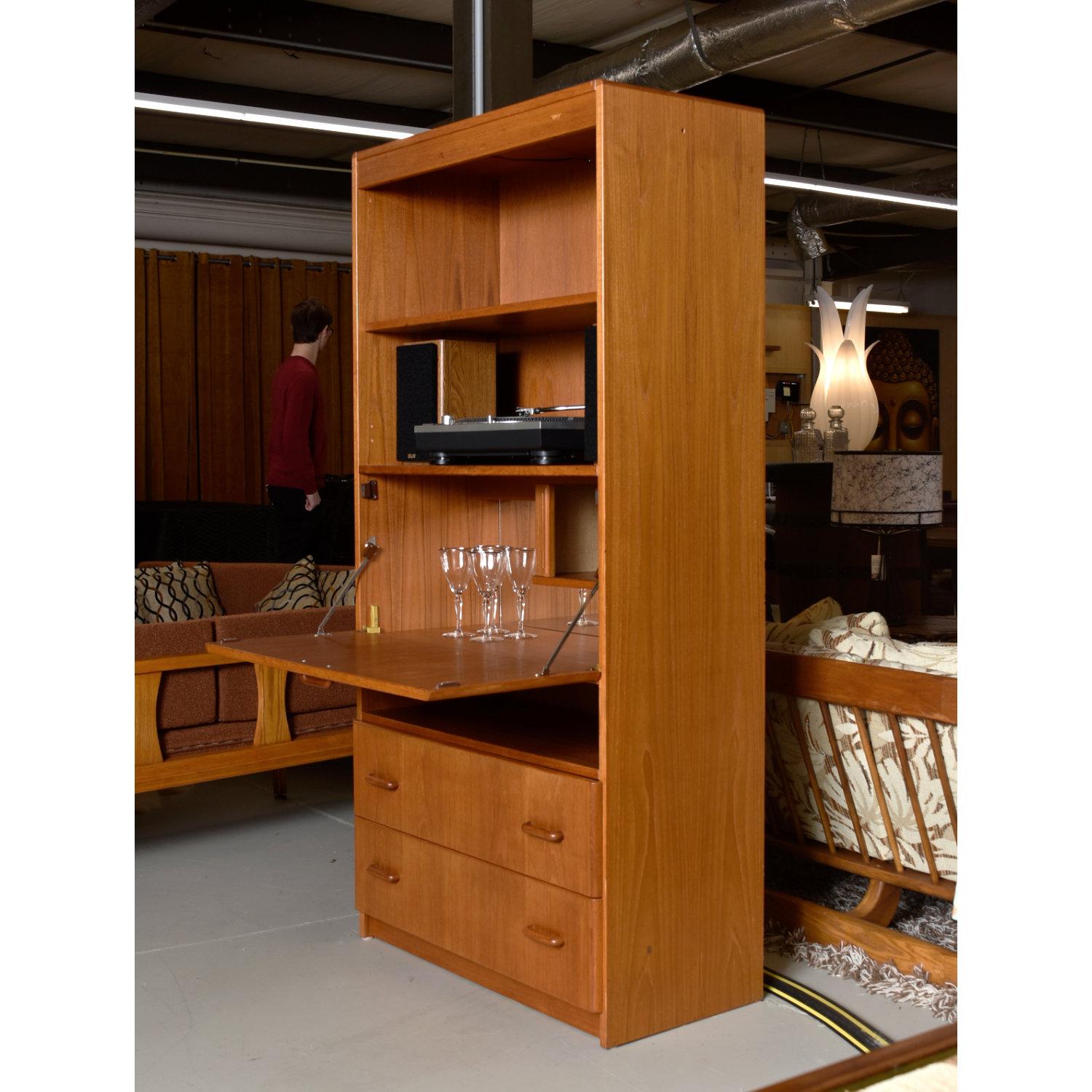 Vintage Jesper Danish Teak Bookcase Stereo Tambour Cabinet with Lighted Bar In Good Condition In Chattanooga, TN