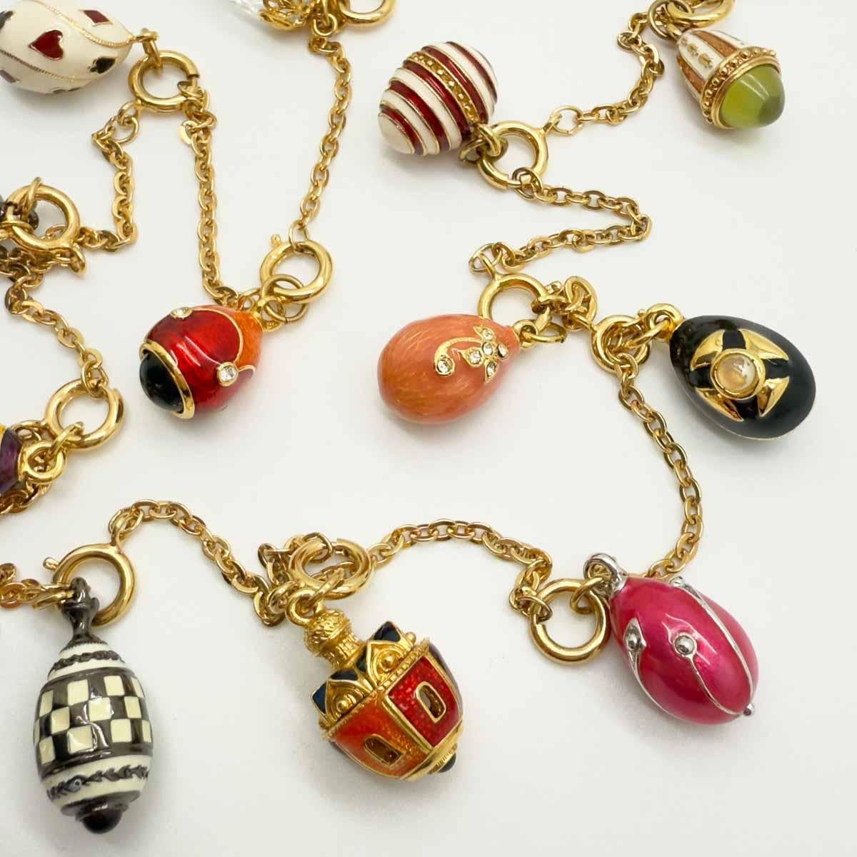 Collar con colgante de huevo enjoyado vintage de los años 80

Un Collar con Encanto de Huevo Vintage perfectamente juguetón, inspirado en los exquisitos huevos de la Casa Fabergé. Cada huevo en miniatura está bellamente detallado, mostrando una