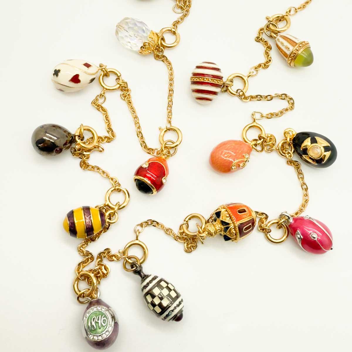 Collar vintage con colgante de huevo enjoyado Años 80 Renacimiento ruso en venta