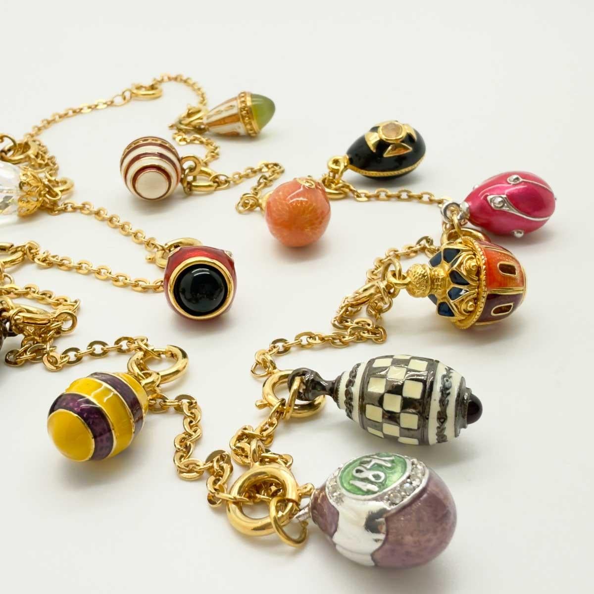 Collar vintage con colgante de huevo enjoyado Años 80 en venta 1