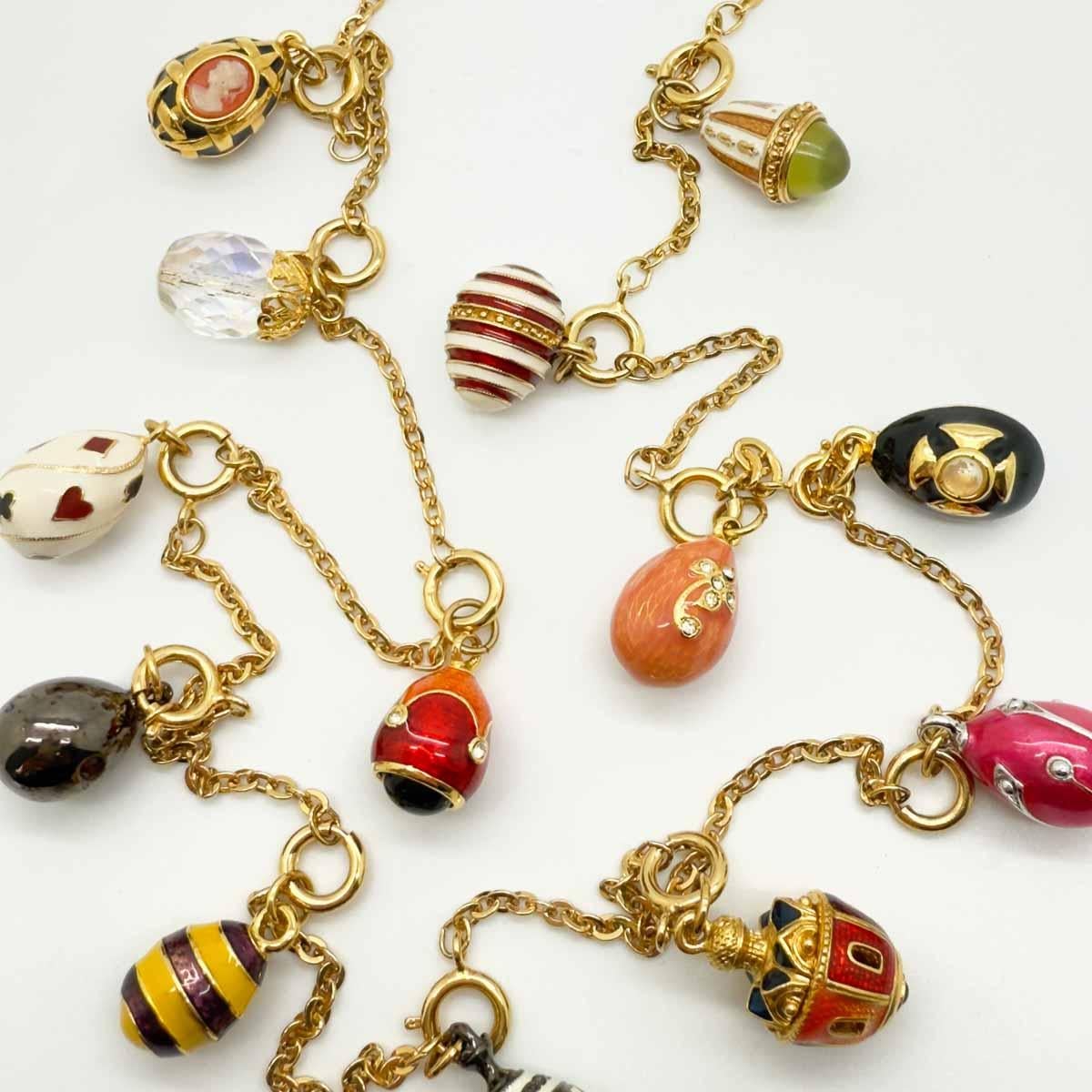 Collar vintage con colgante de huevo enjoyado Años 80 en venta 3