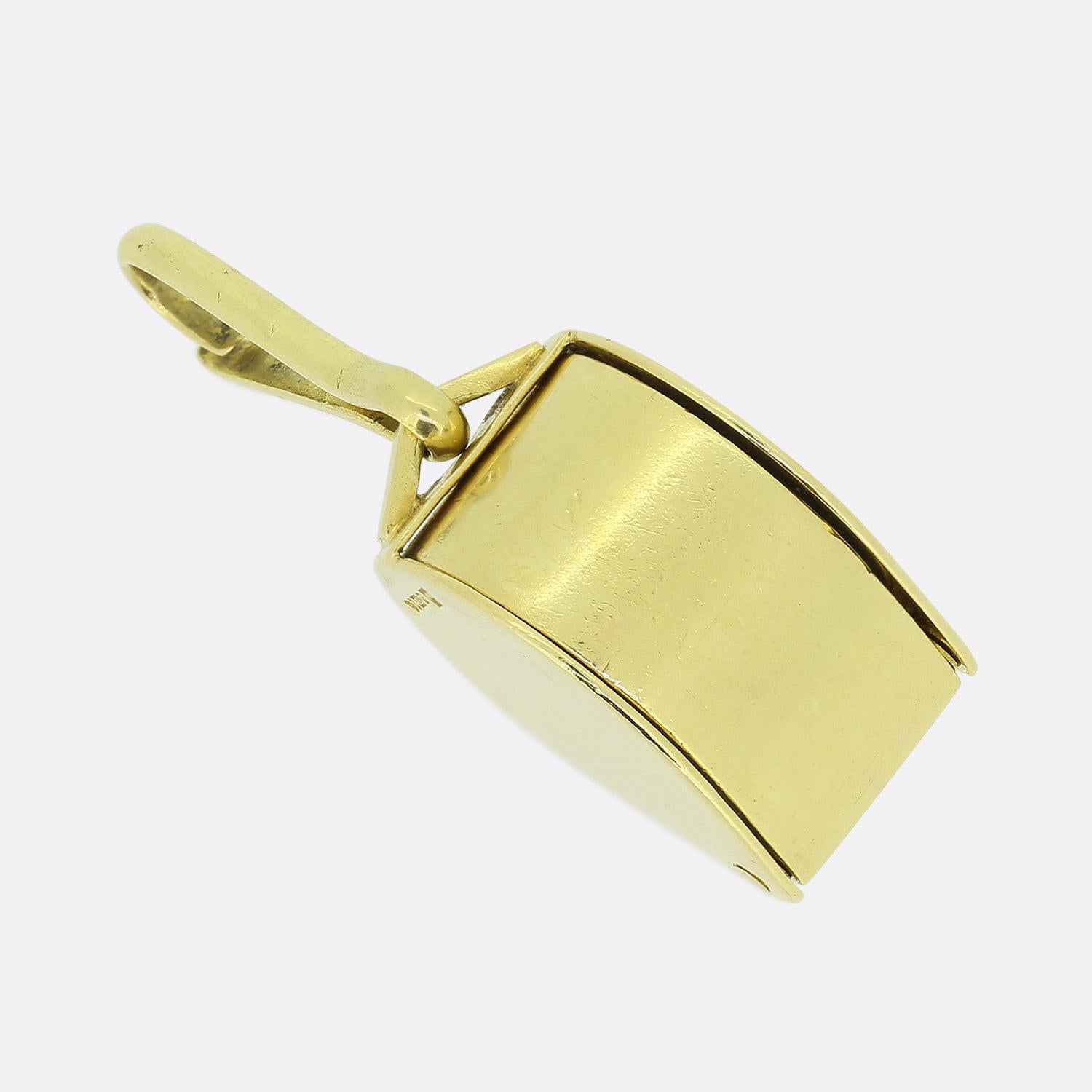 Hier haben wir ein wunderbares Sammlerstück von Kurt Weiss für Kutchinsky. Dieses Stück wurde aus 18 Karat Gelbgold in Form einer Juwelierlupe gefertigt. Das Stück ist mit einem klappbaren Mechanismus und einer Schutzvorrichtung leicht zu sichern,