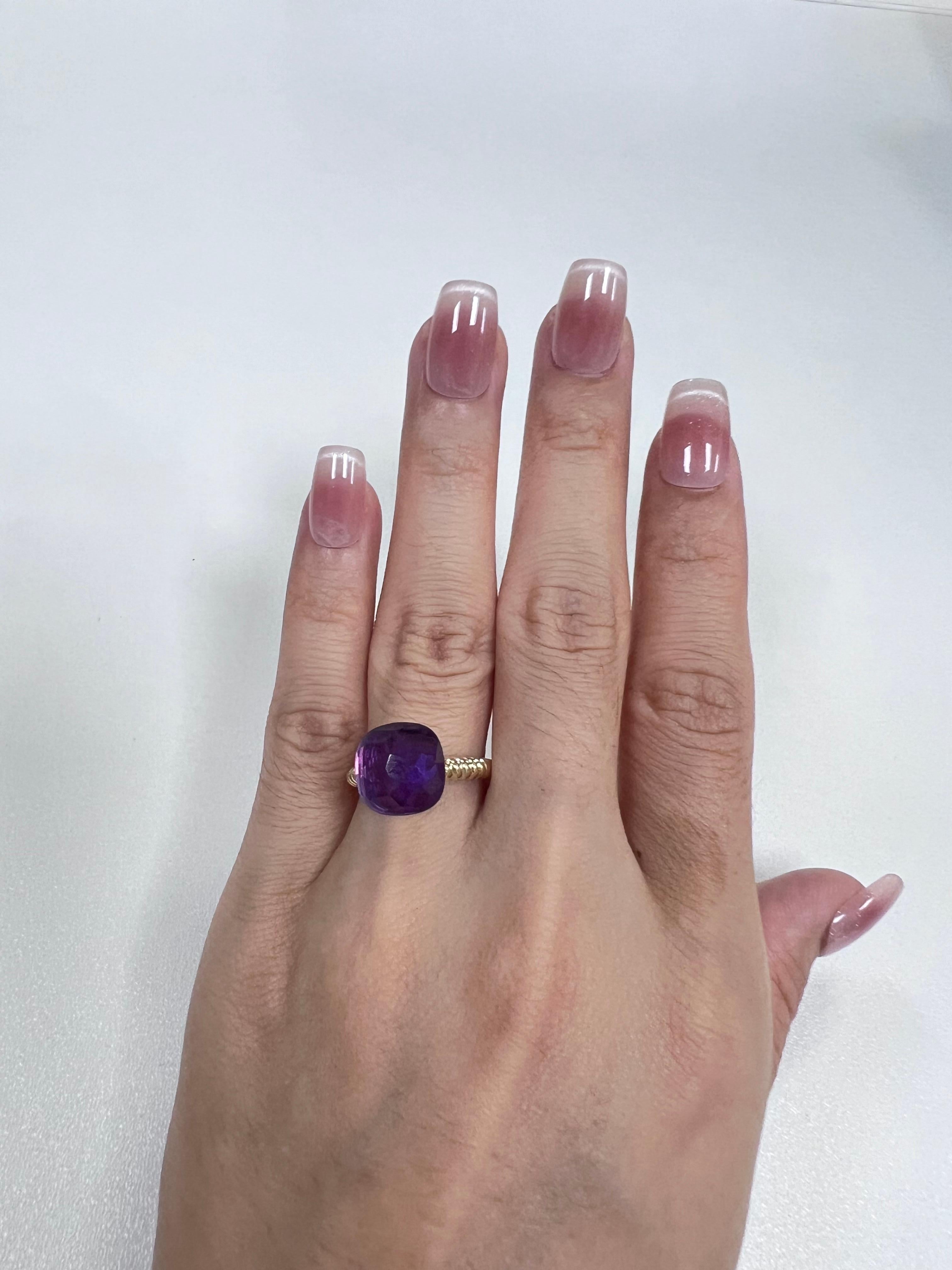 Questo squisito anello, realizzato in oro giallo 14 carati, presenta un'affascinante ametista da 8,52 carati. La vibrante tonalità viola dell'ametista è accentuata dall'esclusivo taglio a cuscino sfaccettato, che le permette di catturare e