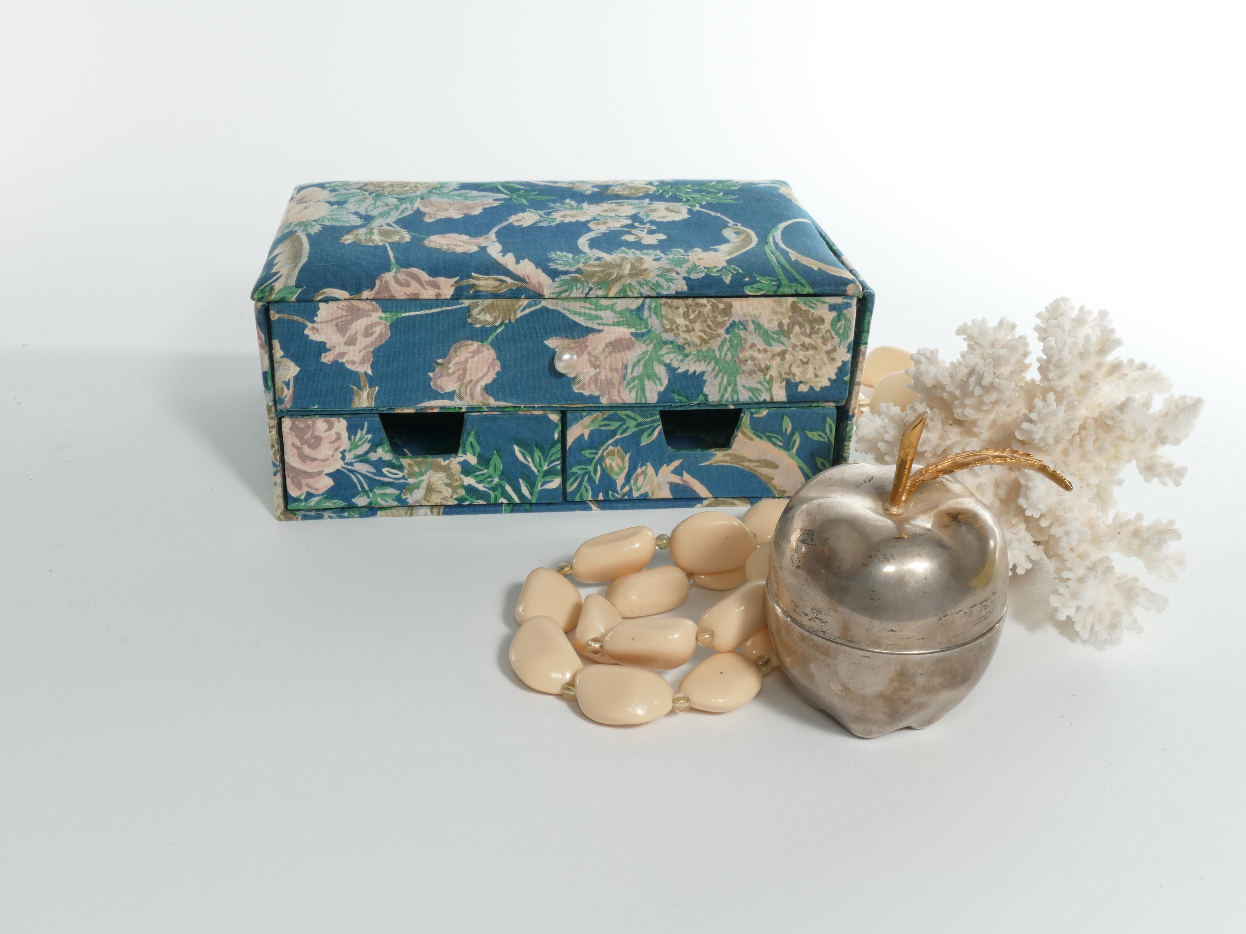 Vintage-Schmuckkästchen aus blauem Textil mit Blumenmotiven im Angebot 5