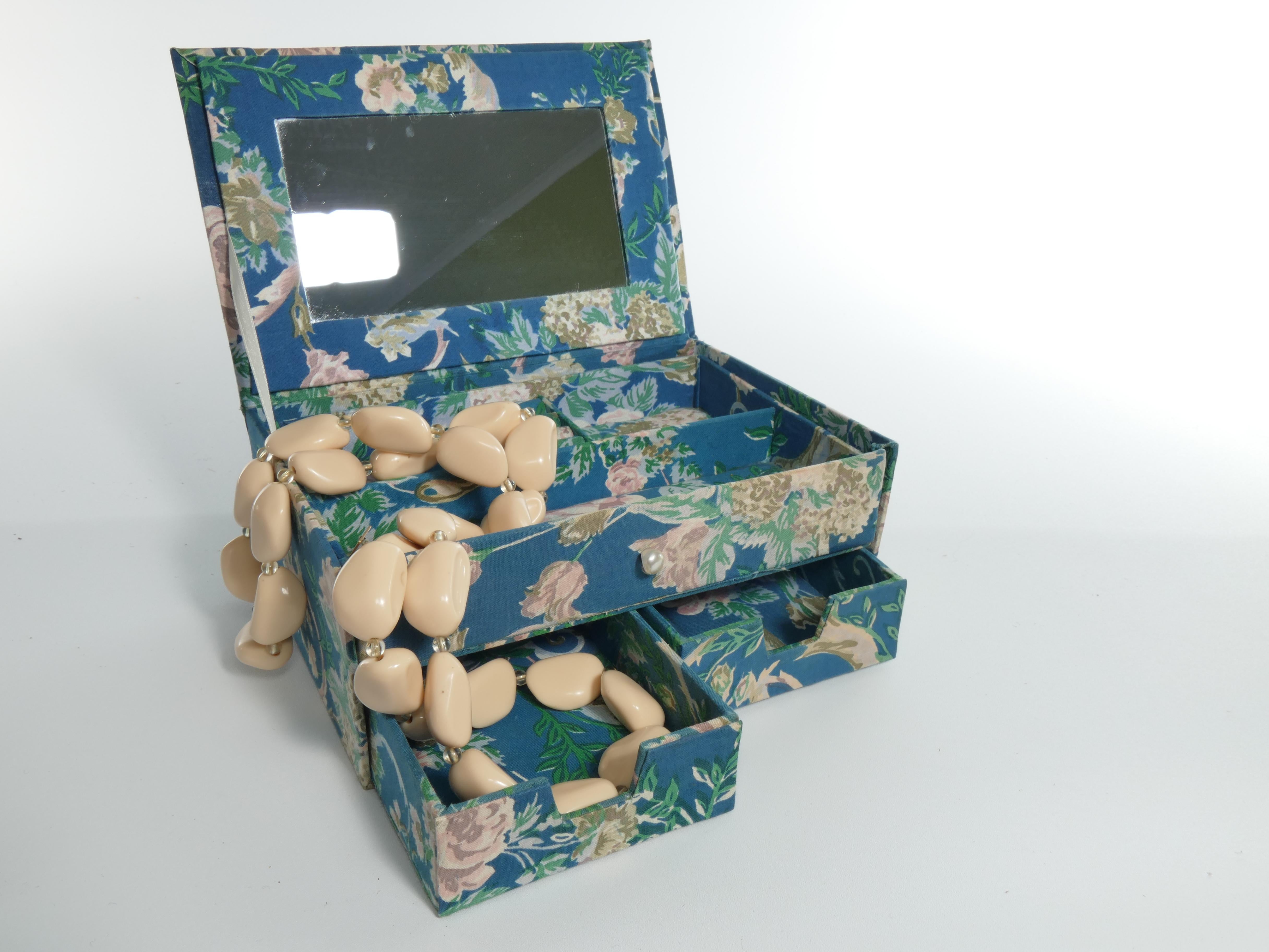 Boîte à bijoux vintage en textile bleu à motifs floraux en vente 5
