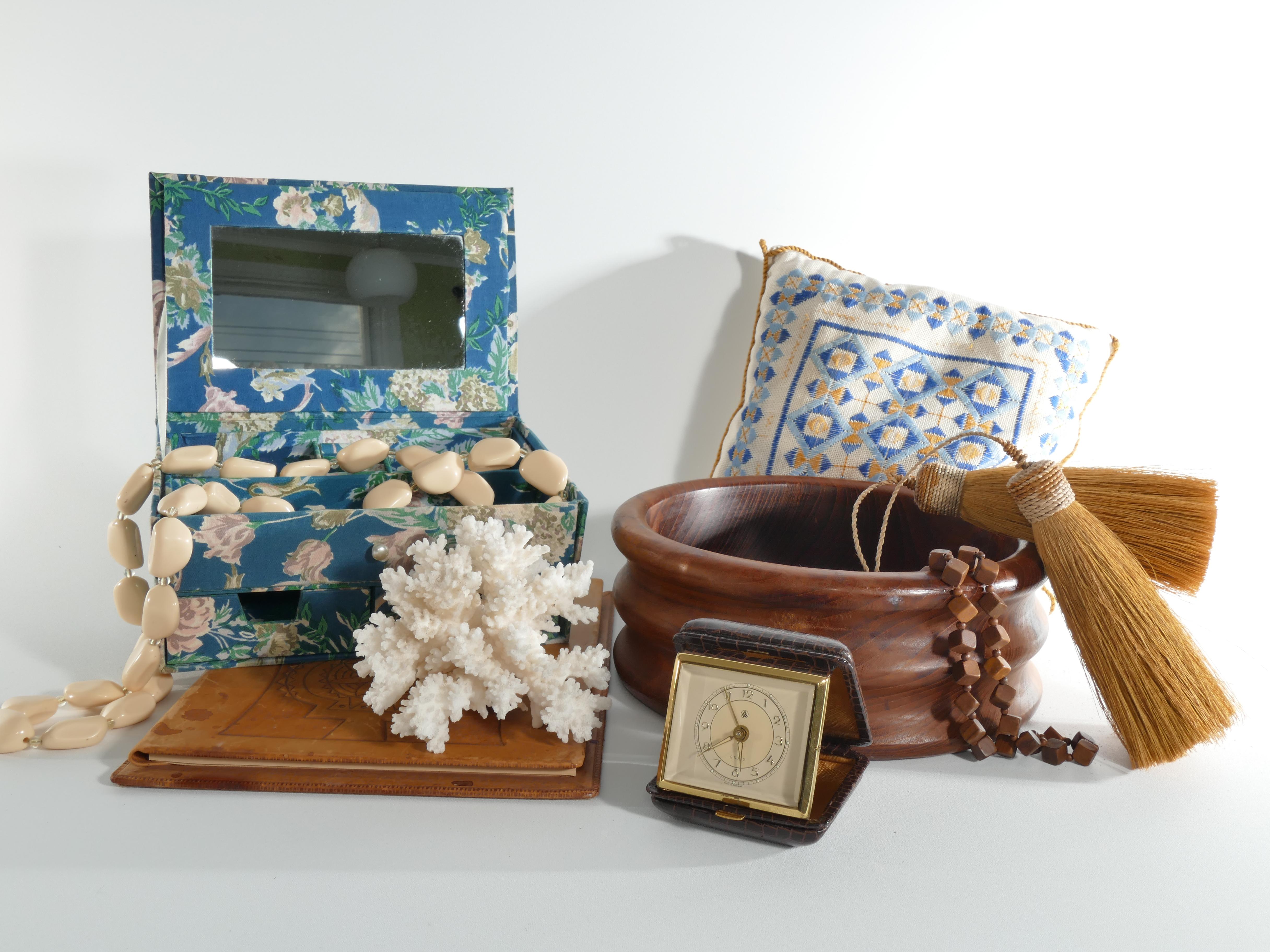 Vintage-Schmuckkästchen aus blauem Textil mit Blumenmotiven im Angebot 11