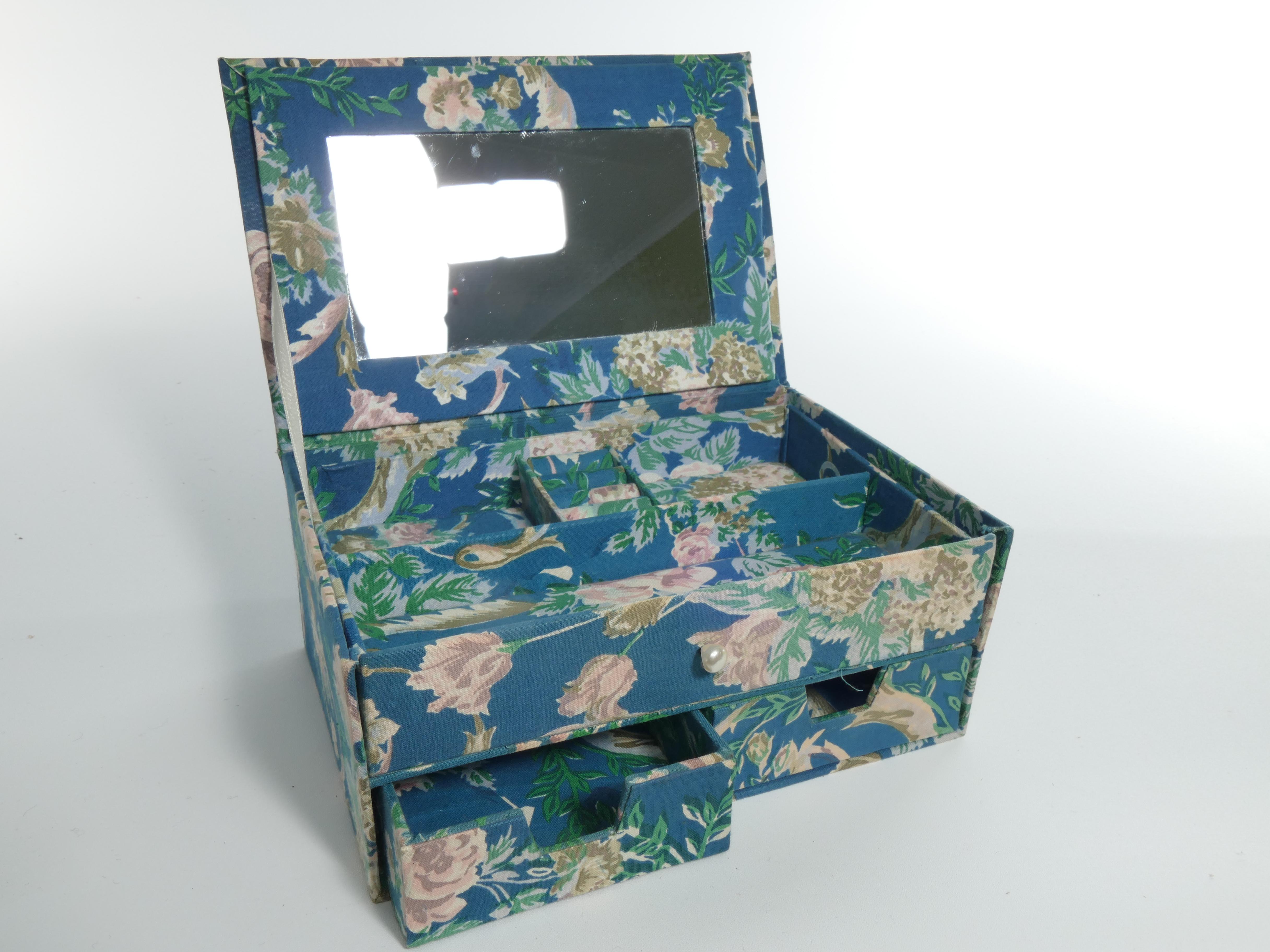 Boîte à bijoux vintage en textile bleu à motifs floraux Bon état - En vente à Grythyttan, SE