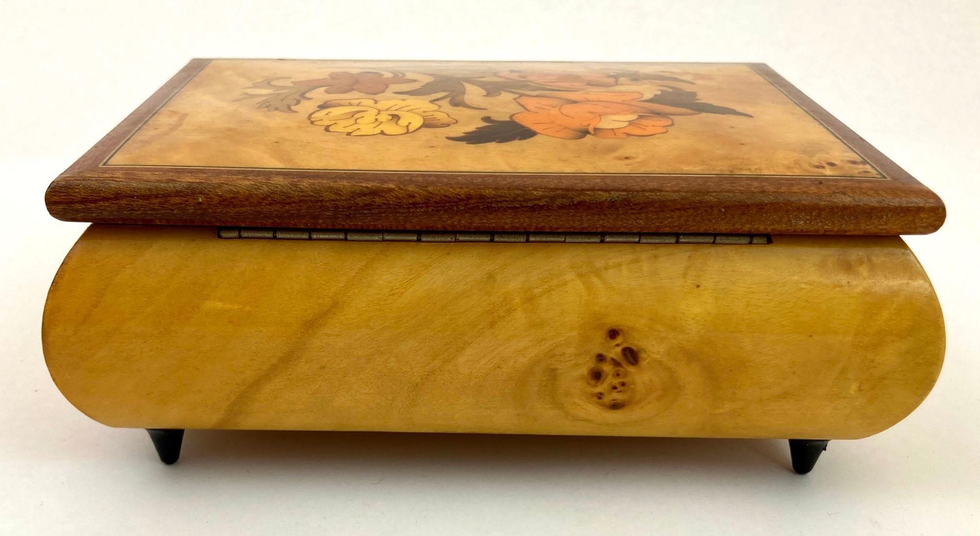 Vintage Jewelry Music Box Hand-Made in Italy In Good Condition For Sale In North Hollywood, CA