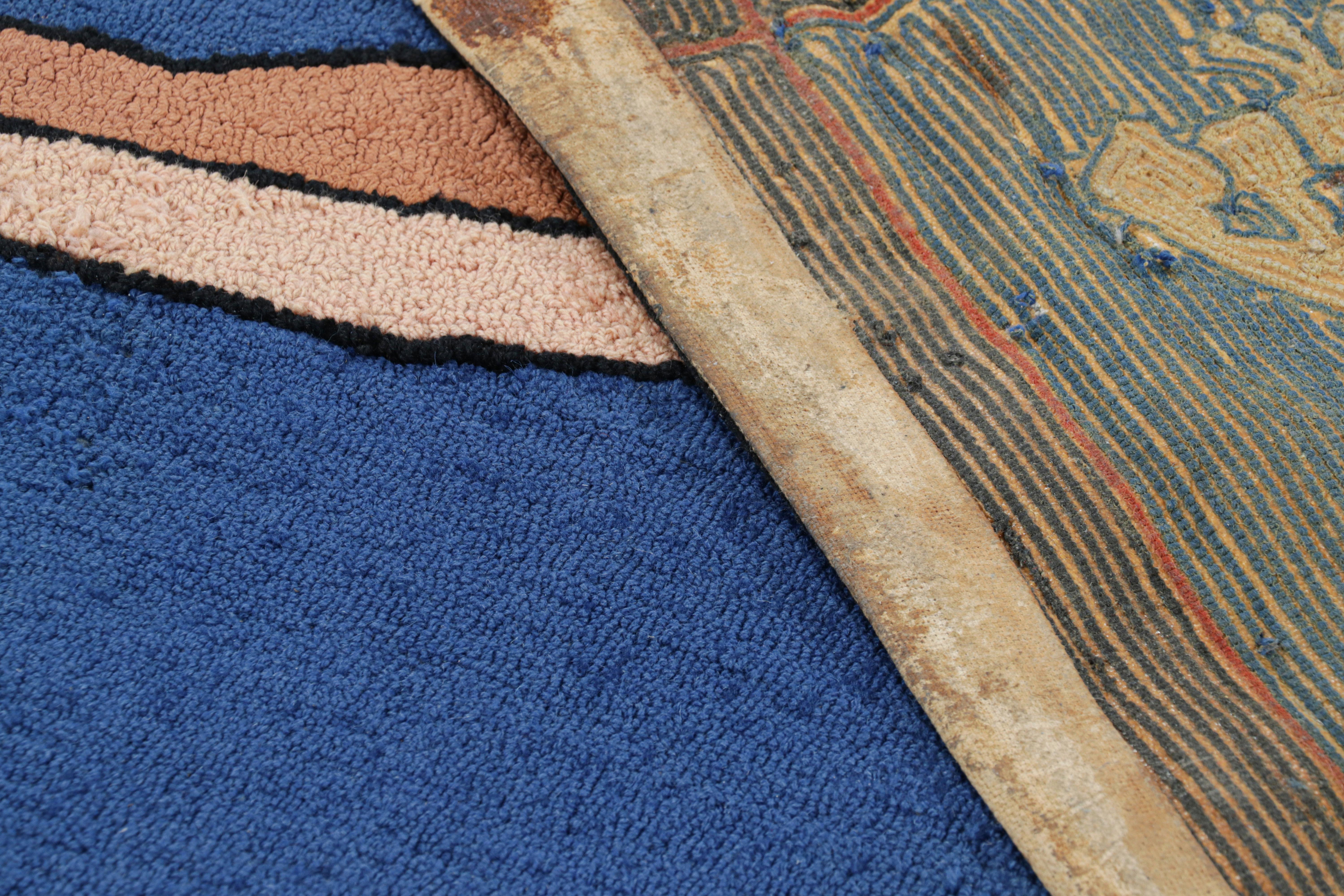 Tapisserie picturale juive vintage dans les tons rouges, bleus et noirs  Rug & Kilim en vente 1