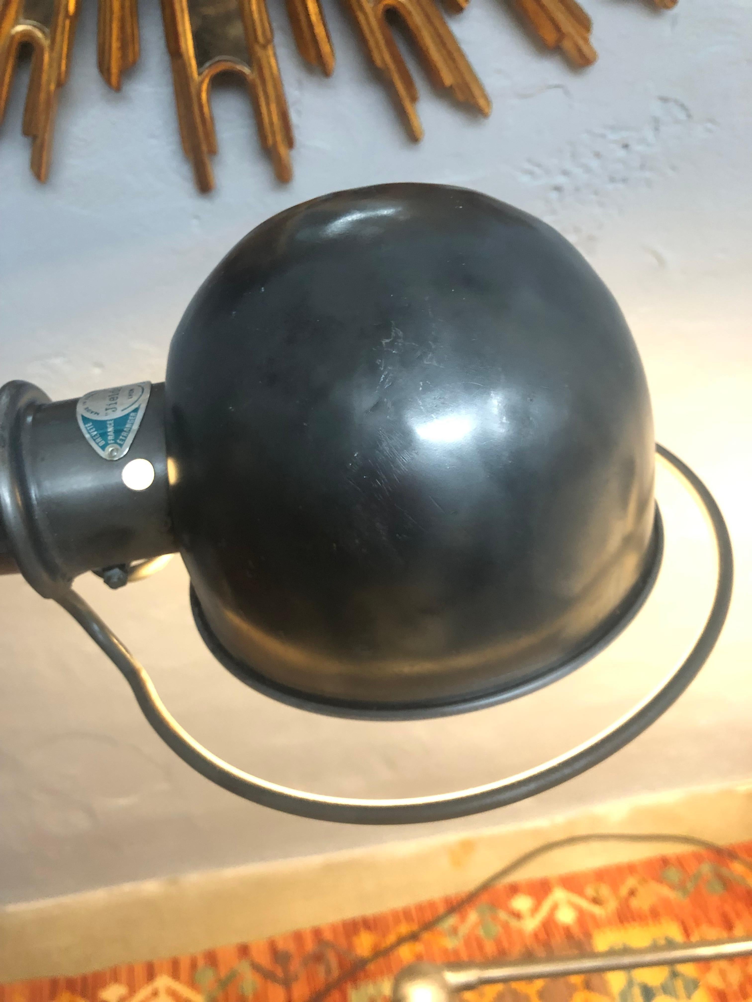 Vintage Jielde Doppelarmige Industrie-Stehlampe, Vintage, montiert auf einem V8-Flathead im Angebot 7