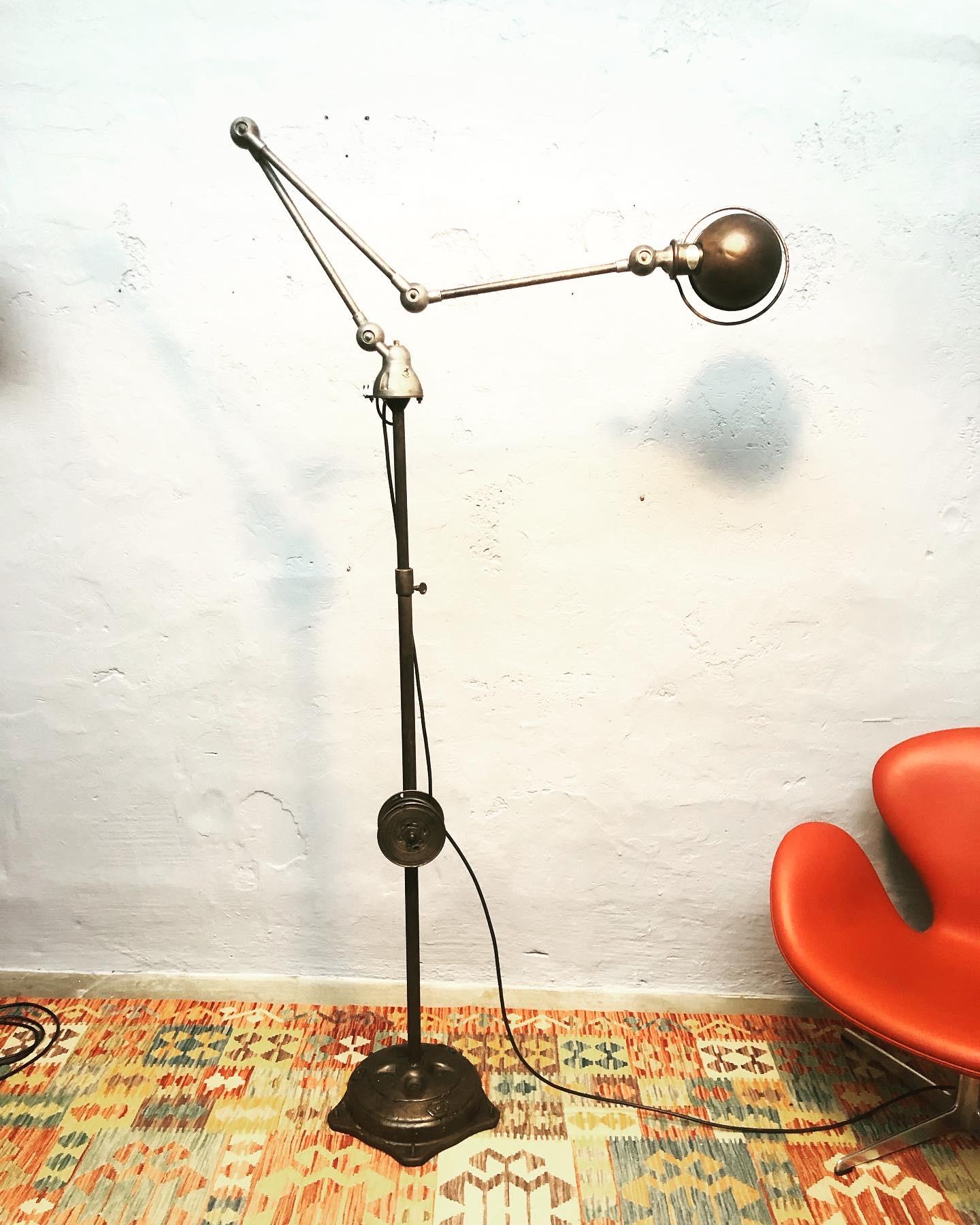 An iconic mid century 3 arm industrial work lamp by Jielde. 
A cordless, functional lamp, ideally suited for any purpose and fully articulated,
thanks to this unique design.
With a base that can rotate 360 degrees and a reflector that can also