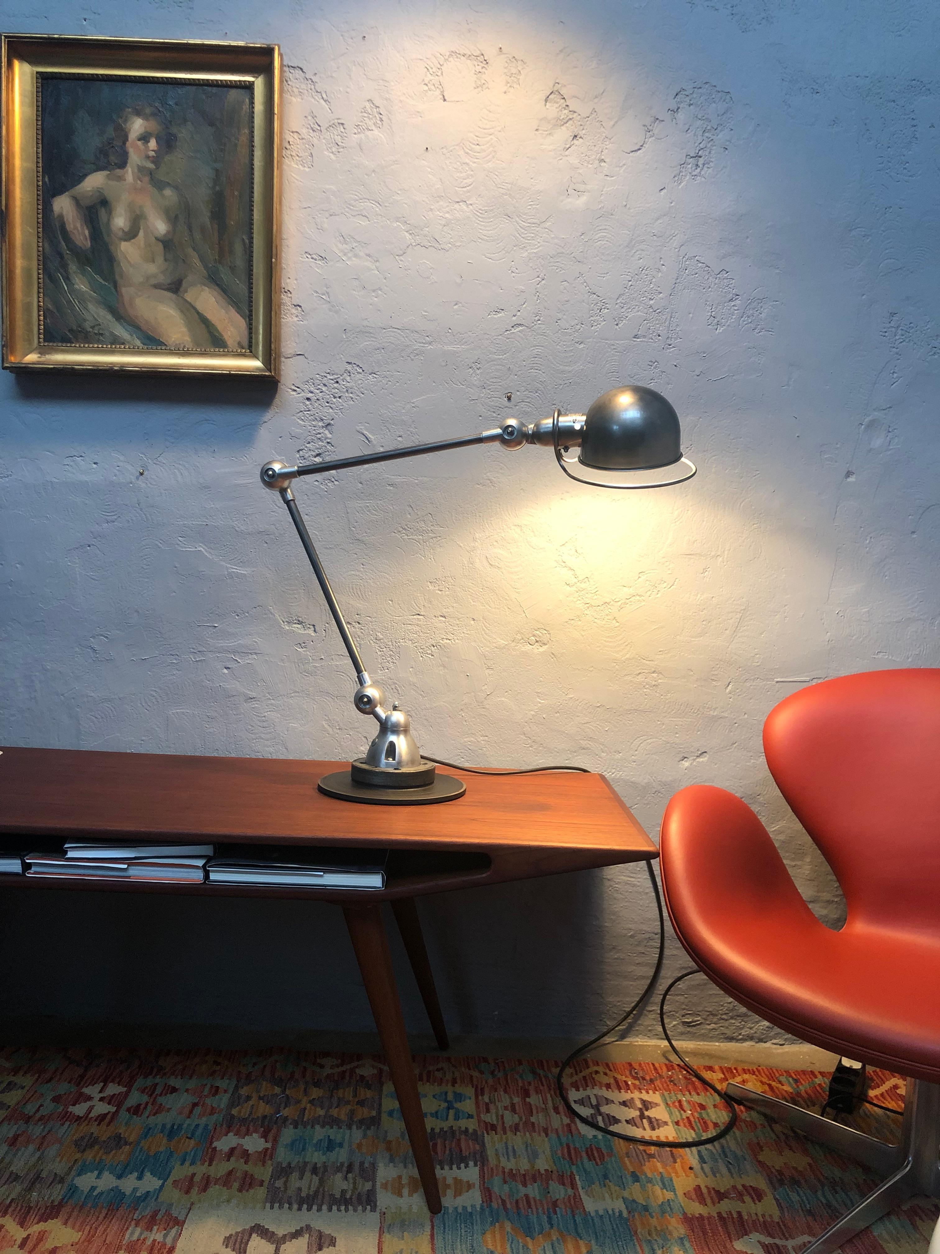 An iconic mid century 2 arm industrial work lamp by Jielde of France.
A cordless, functional lamp, ideally suited for any purpose and fully articulated,
thanks to this unique design.
With a base that can rotate 360 degrees and a reflector that can