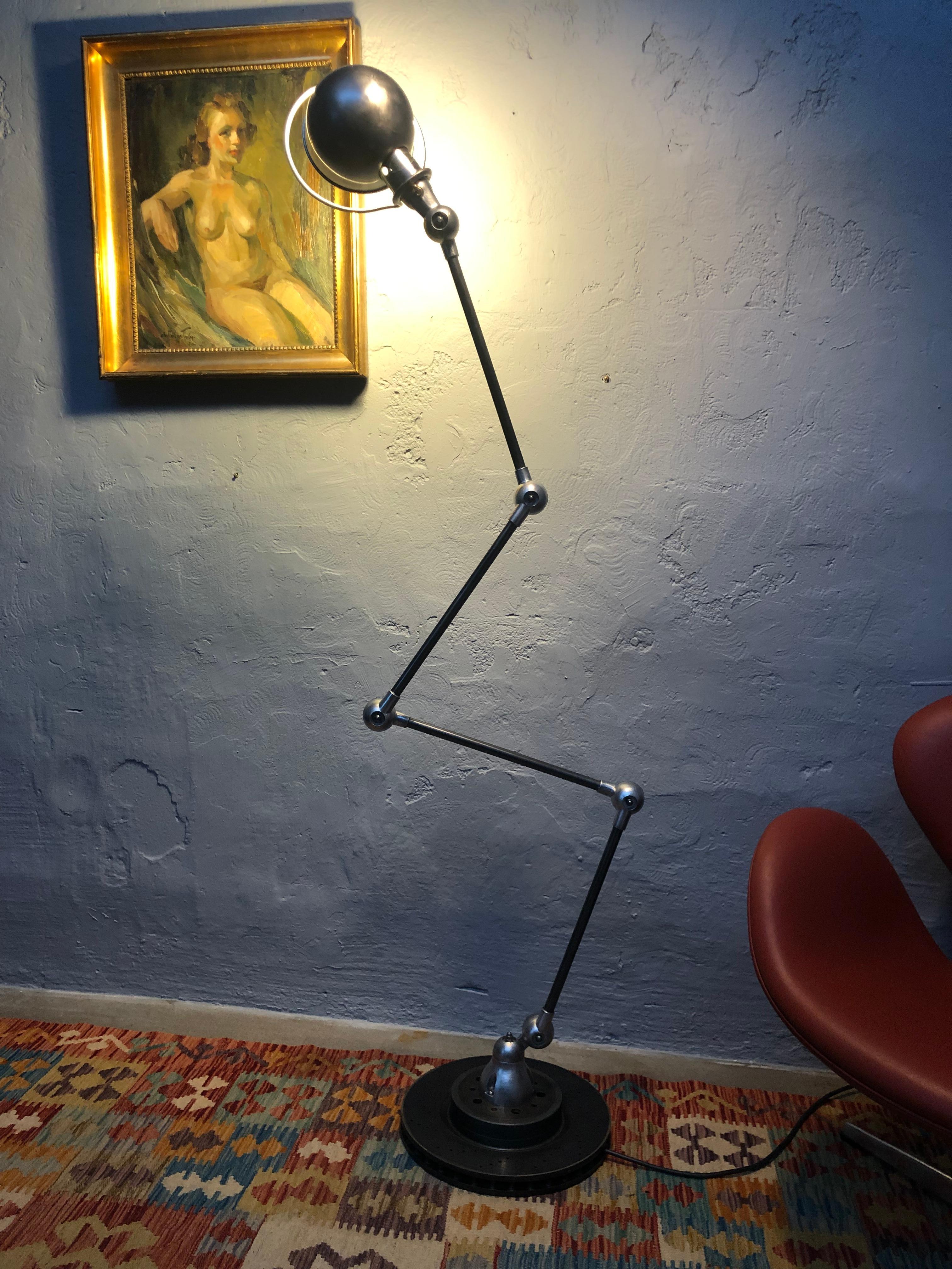 An iconic mid century 4 arm industrial work lamp by Jielde of France.
A cordless, functional lamp, ideally suited for any purpose and fully articulated,
thanks to this unique design.
With a base that can rotate 360 degrees and a reflector that can