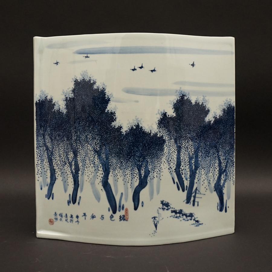 Chinese Vintage Jingdezhen Kikokorozashi Yusaku Vase with Superb Landscape with Farmer For Sale