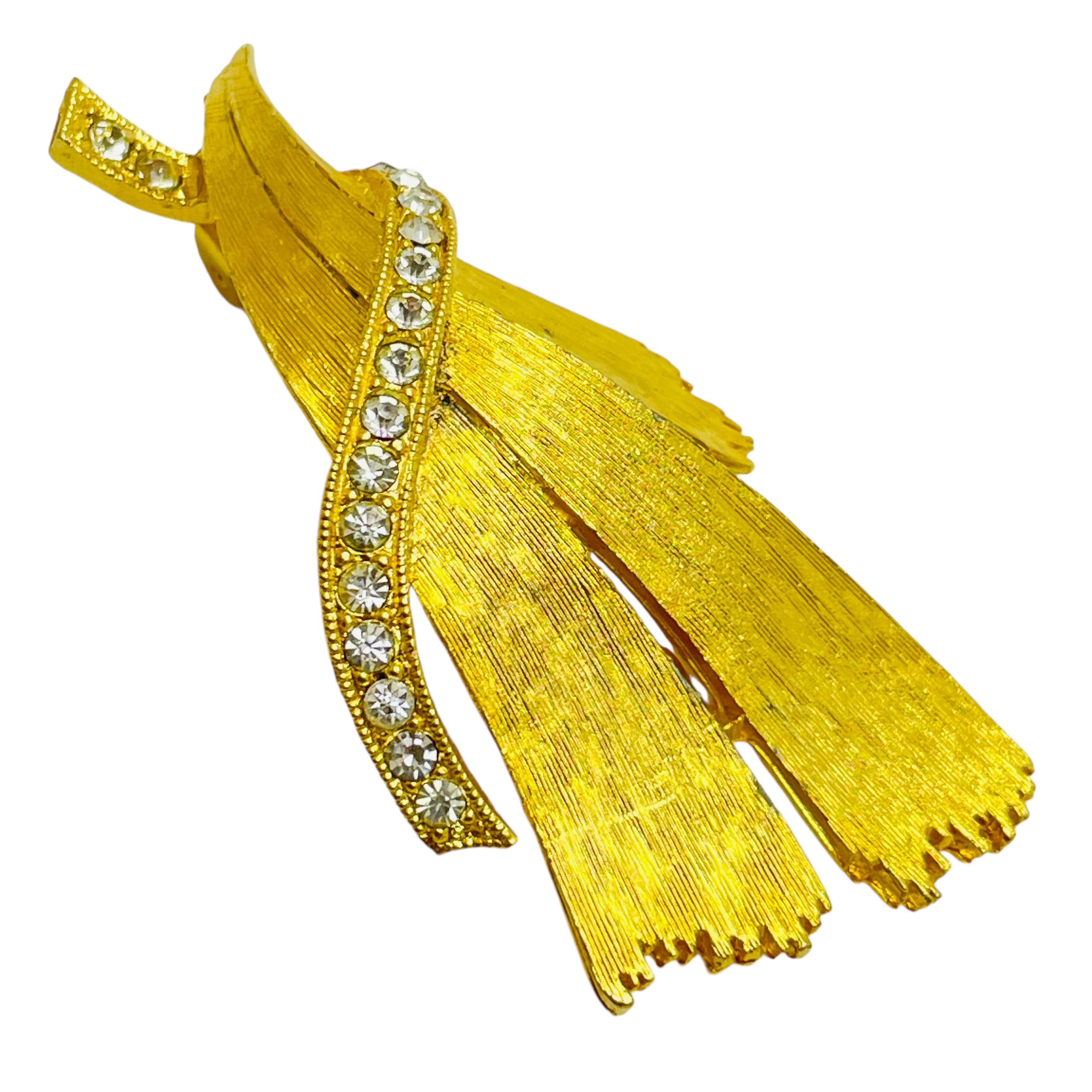 DETAILS

• signed JJ   

• gold tone with rhinestones

• vintage designer brooch

MEASUREMENTS  

• 

CONDITION

•  very good vintage condition with minimal signs of wear 

 Sku 47

❤️❤️  VINTAGE DESIGNER JEWELRY ❤️❤️

❤️❤️  ALEXANDER’S BOUTIQUE 