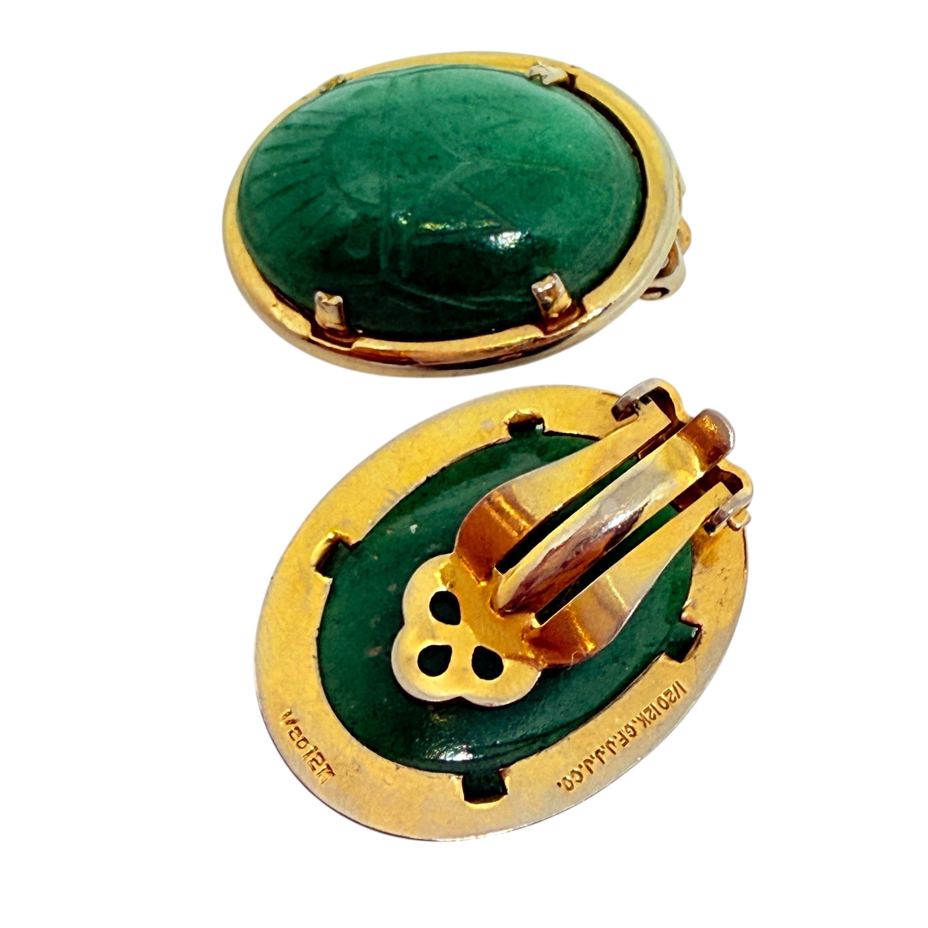 Orecchini a clip d'epoca JJJ Co 1 /20 in oro 12k con scarabeo scolpito in giada verde In condizioni buone in vendita a Palos Hills, IL