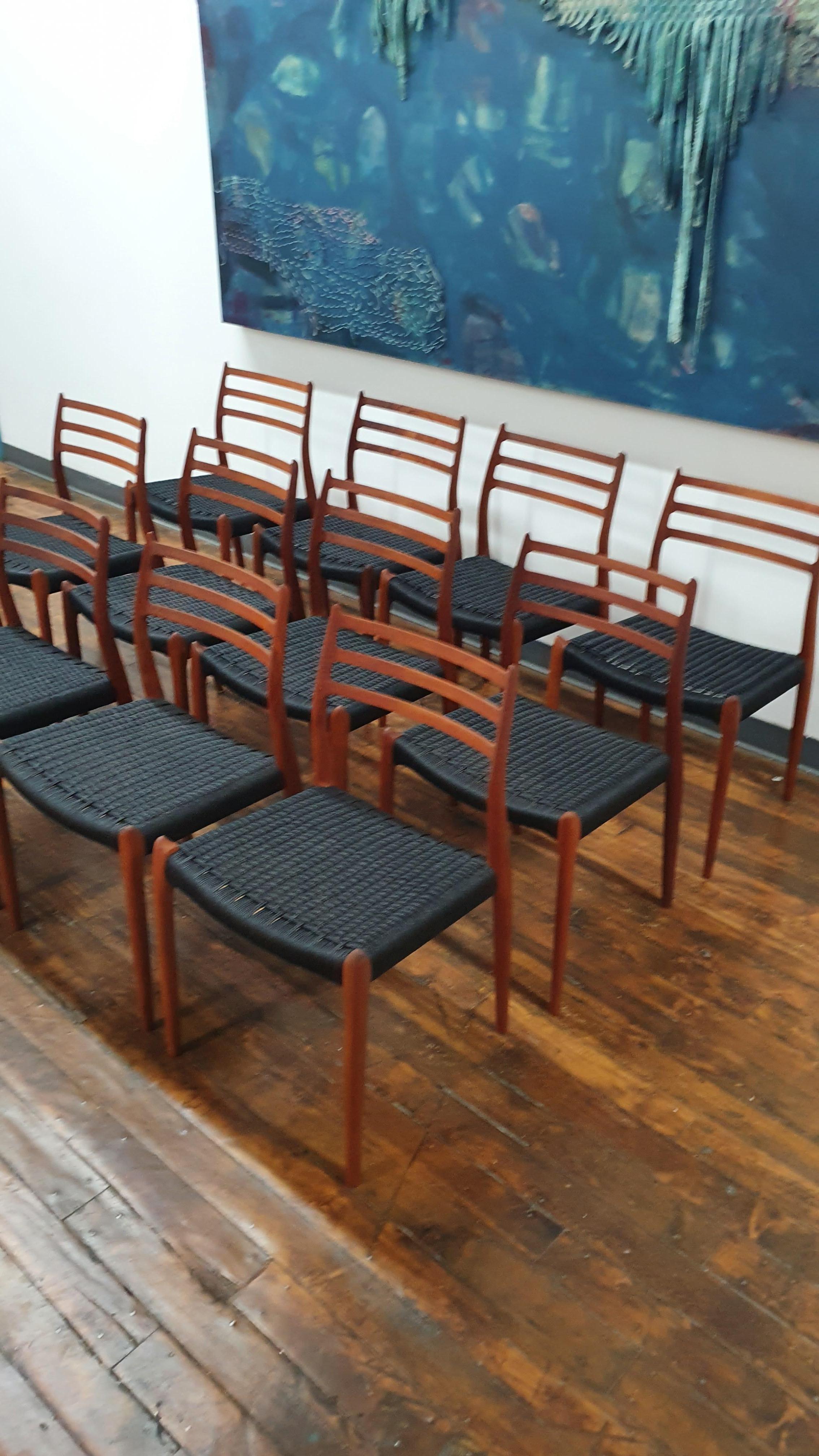 Bel ensemble de 12 chaises Moller, modèle 78 avec une nouvelle corde danoise noire. Ces chaises ont été revernies et rehuilées. Il y a quelques éraflures et gouges dans certaines parties du bois qui donnent une excellente patine vintage tout en