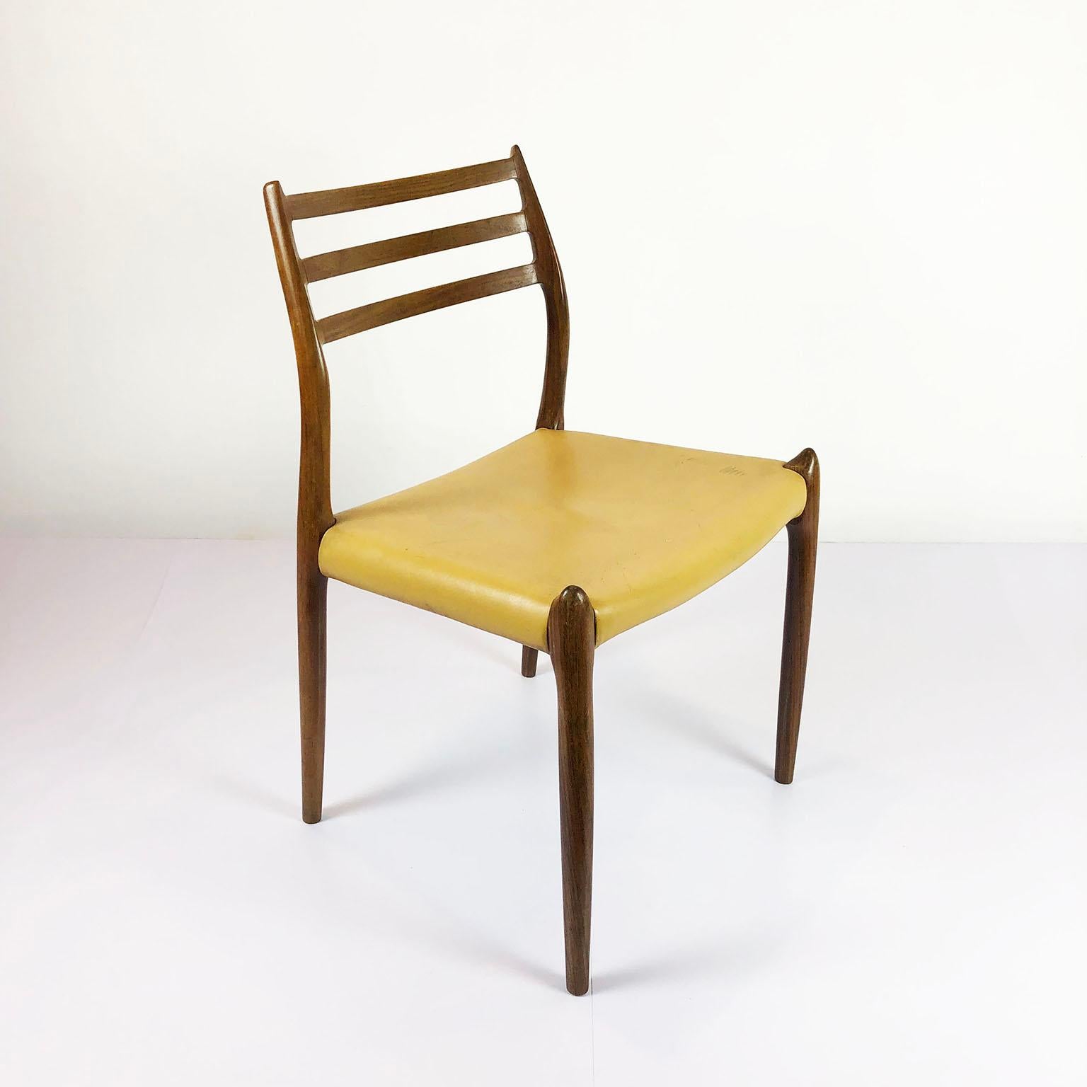 Circa 1970. Nous vous proposons ce livre Vintage I.L.A. Chaise Moller modèle 78. Les chaises sont fabriquées en bois de teck massif, connu pour sa durabilité et ses magnifiques veinures. 