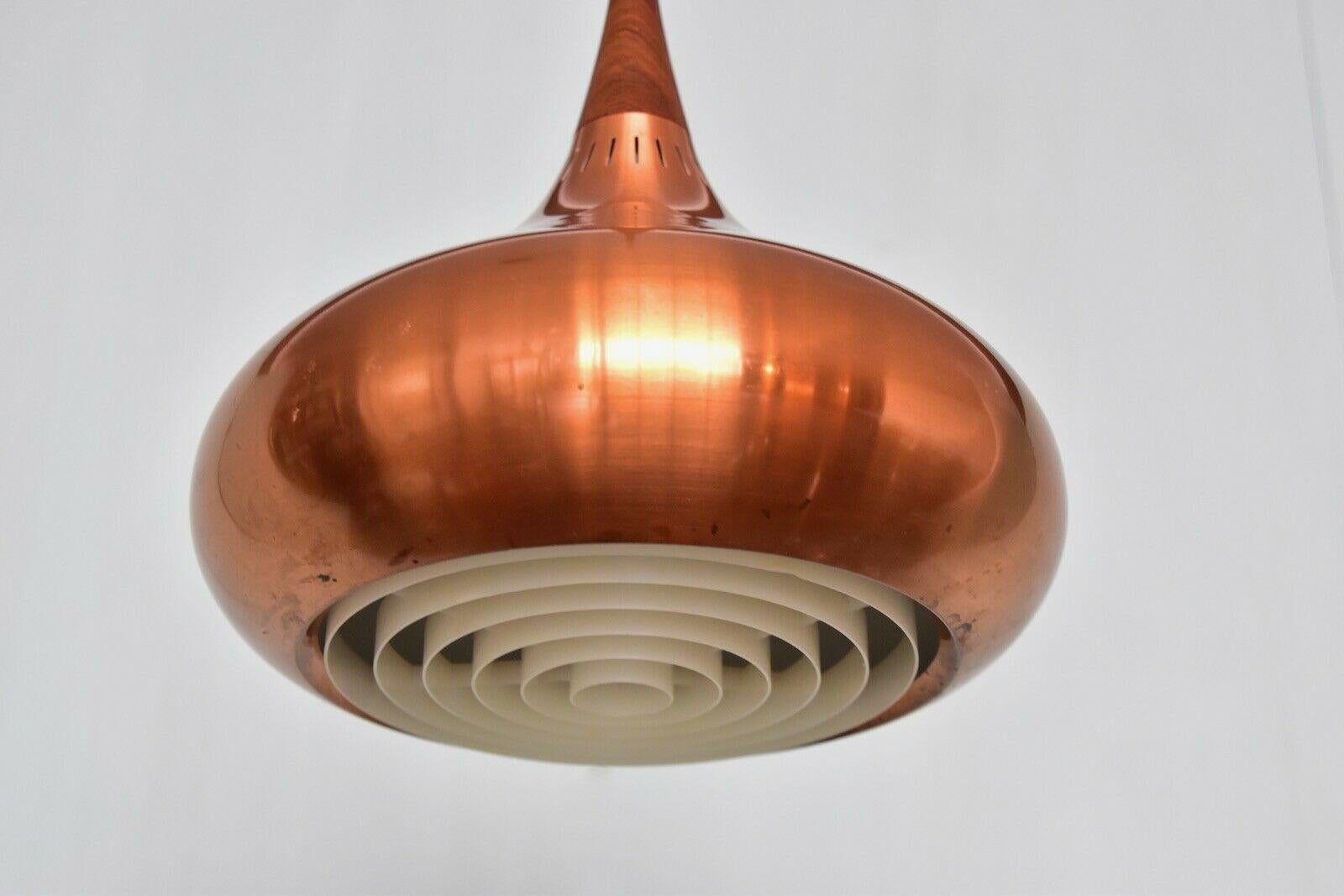 Jo Hammerborg orient pendant lamp for Fog & Mørup.
Copper colored metal, with black plastic cord and E26/27 Edision screw porcelain socket. Good condition with nice patina and plastic cover plate. No parts missing and ready to use with 110 or 250
