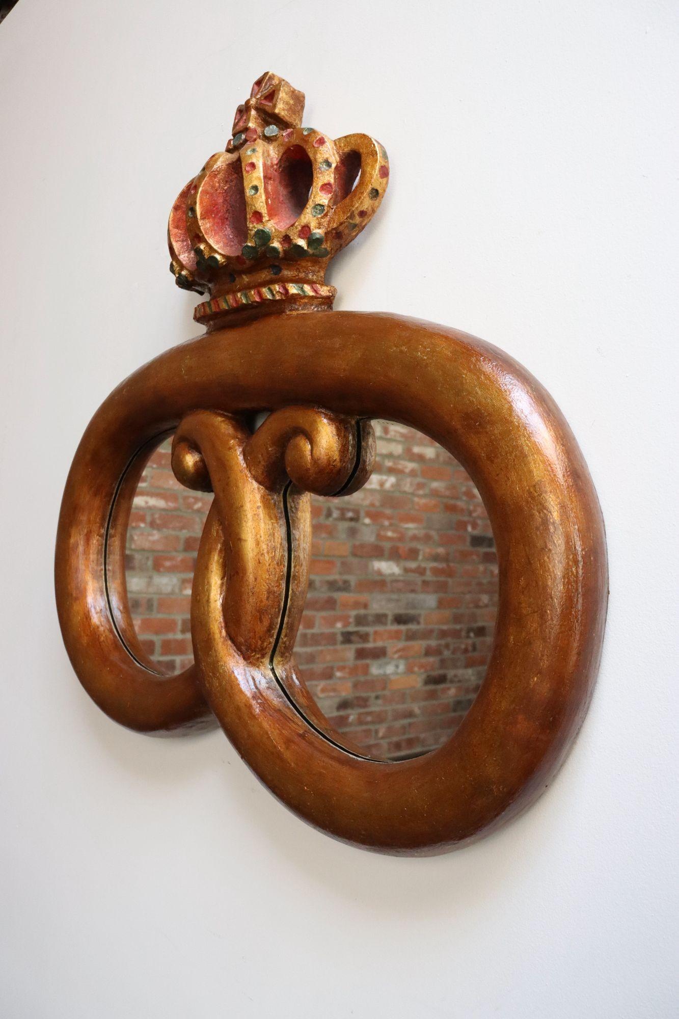 Artisanat Panneau de commerce de Bakery vintage peint en composite Pretzel and Crown Mirrored Jo Mead en vente