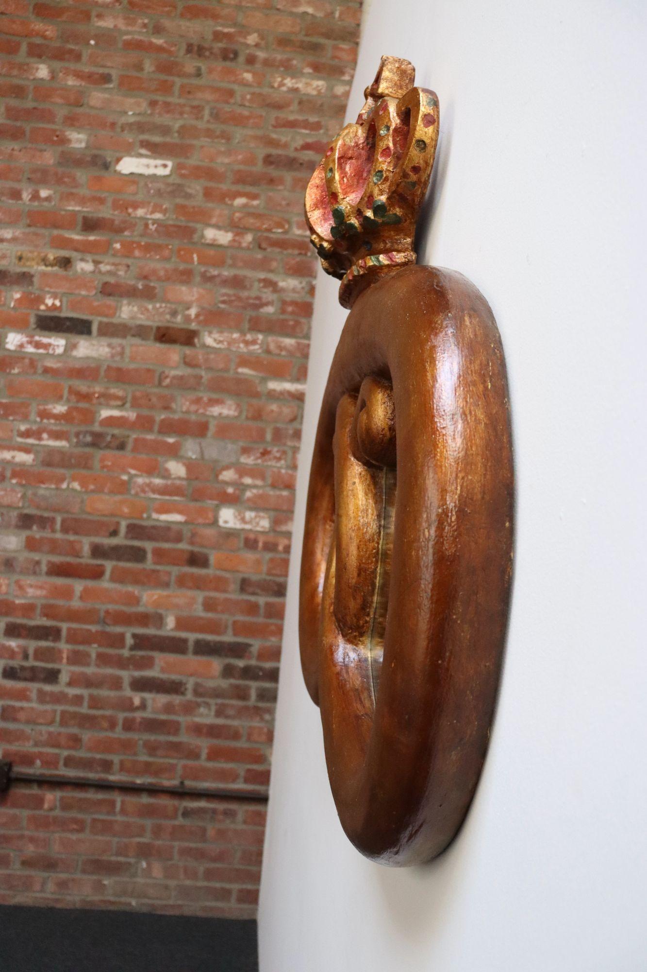 Américain Panneau de commerce de Bakery vintage peint en composite Pretzel and Crown Mirrored Jo Mead en vente