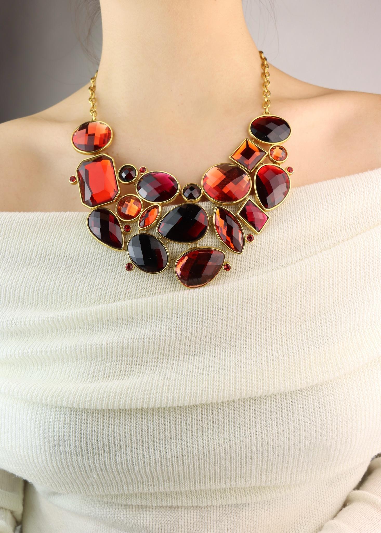 Vintage Joan River Gold Tone Red Glass Necklace

Marked:
Joan River

Approximate Dimensions:
51.5 cm ( Length) 
11 cm (Width) 
101.3 grams in weight.