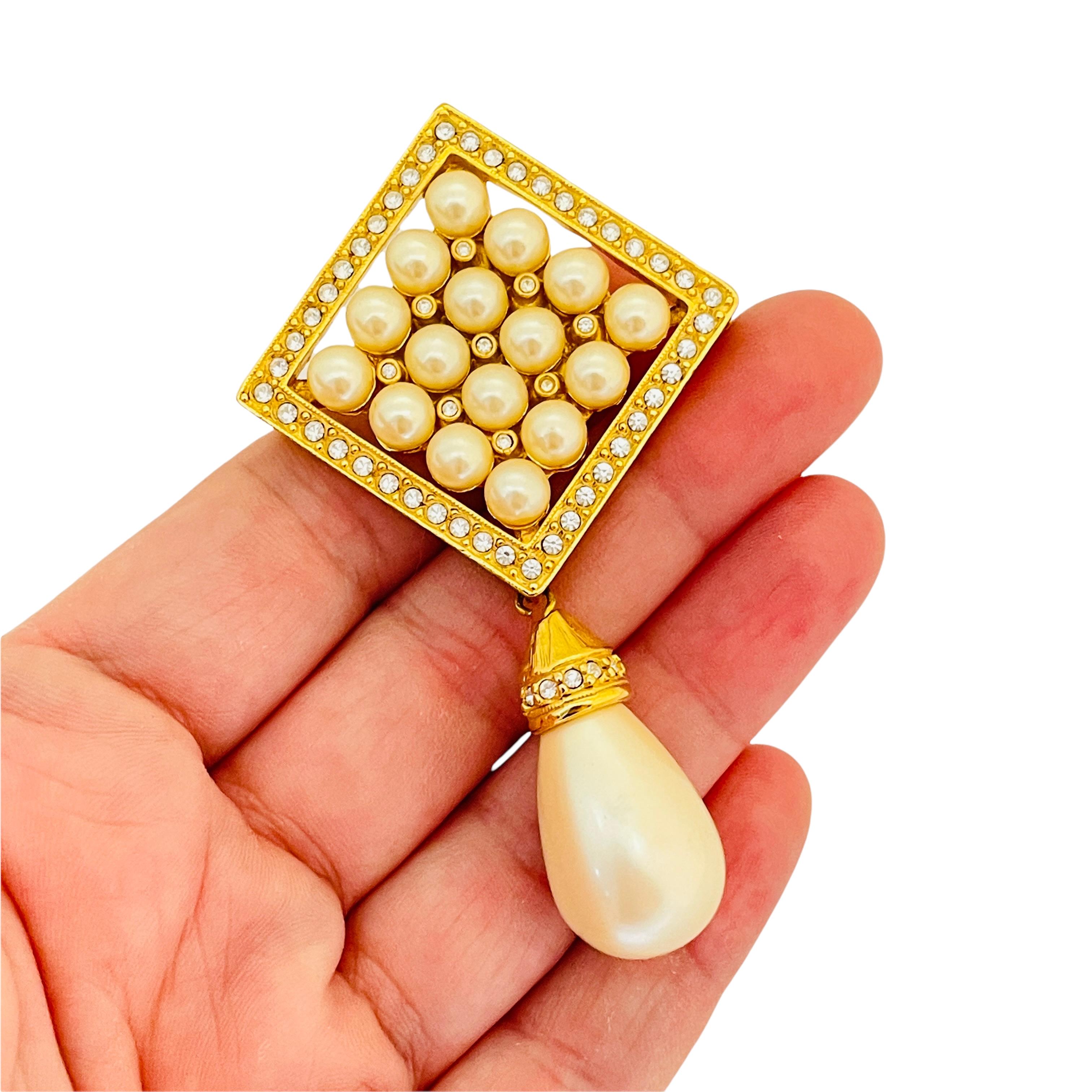 Vintage JOAN RIVERS gold rhinestone dangle pearl designer runway brooch necklace For Sale 1