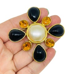 Broche vintage JOAN RIVERS perles ton or strass croix de Malte designer