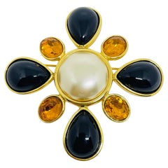 Broche vintage JOAN RIVERS perles ton or strass croix de Malte designer
