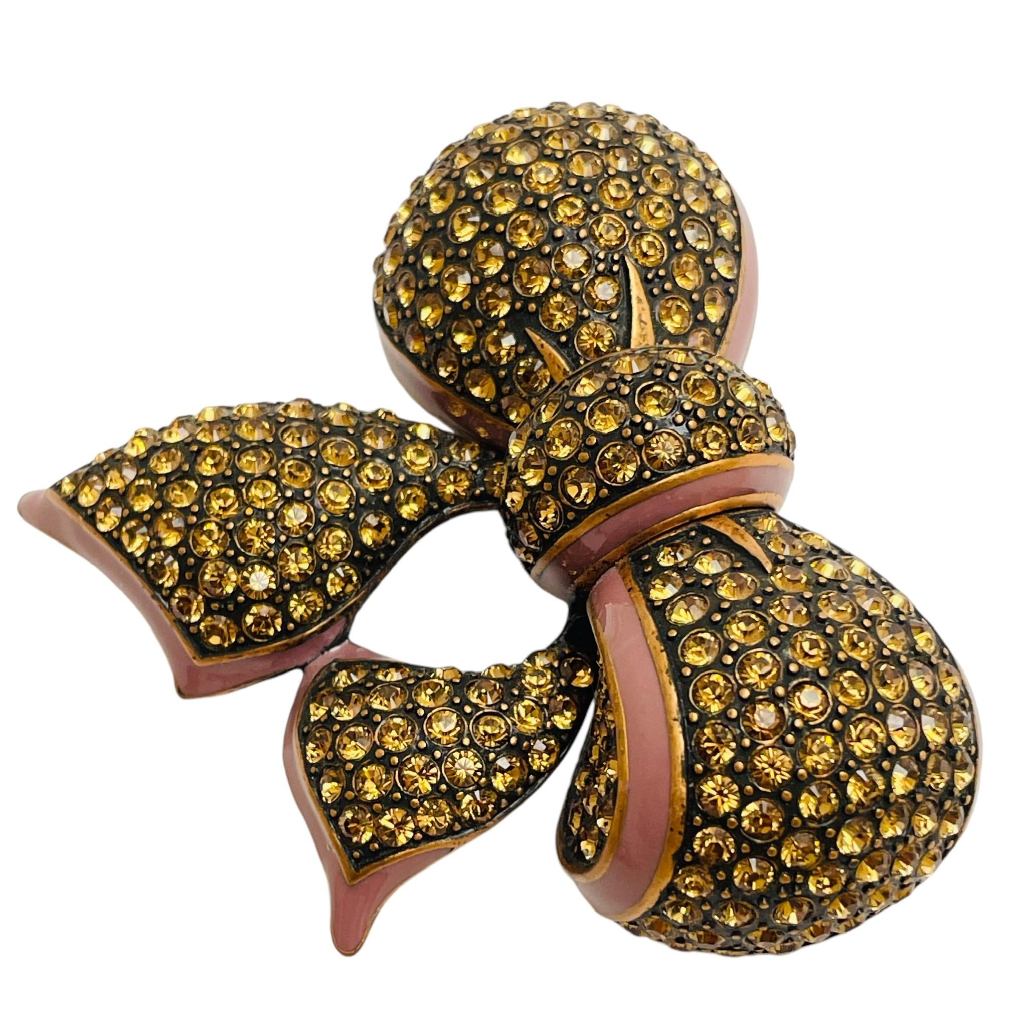 DETAILS

• signed JOAN RIVERS

• gold tone with rhinestones and enamel

• vintage designer brooch

MEASUREMENTS

•

CONDITION

• very good vintage condition with minimal signs of wear

Sku 48

❤️❤️ VINTAGE DESIGNER JEWELRY ❤️❤️

❤️❤️ ALEXANDER’S