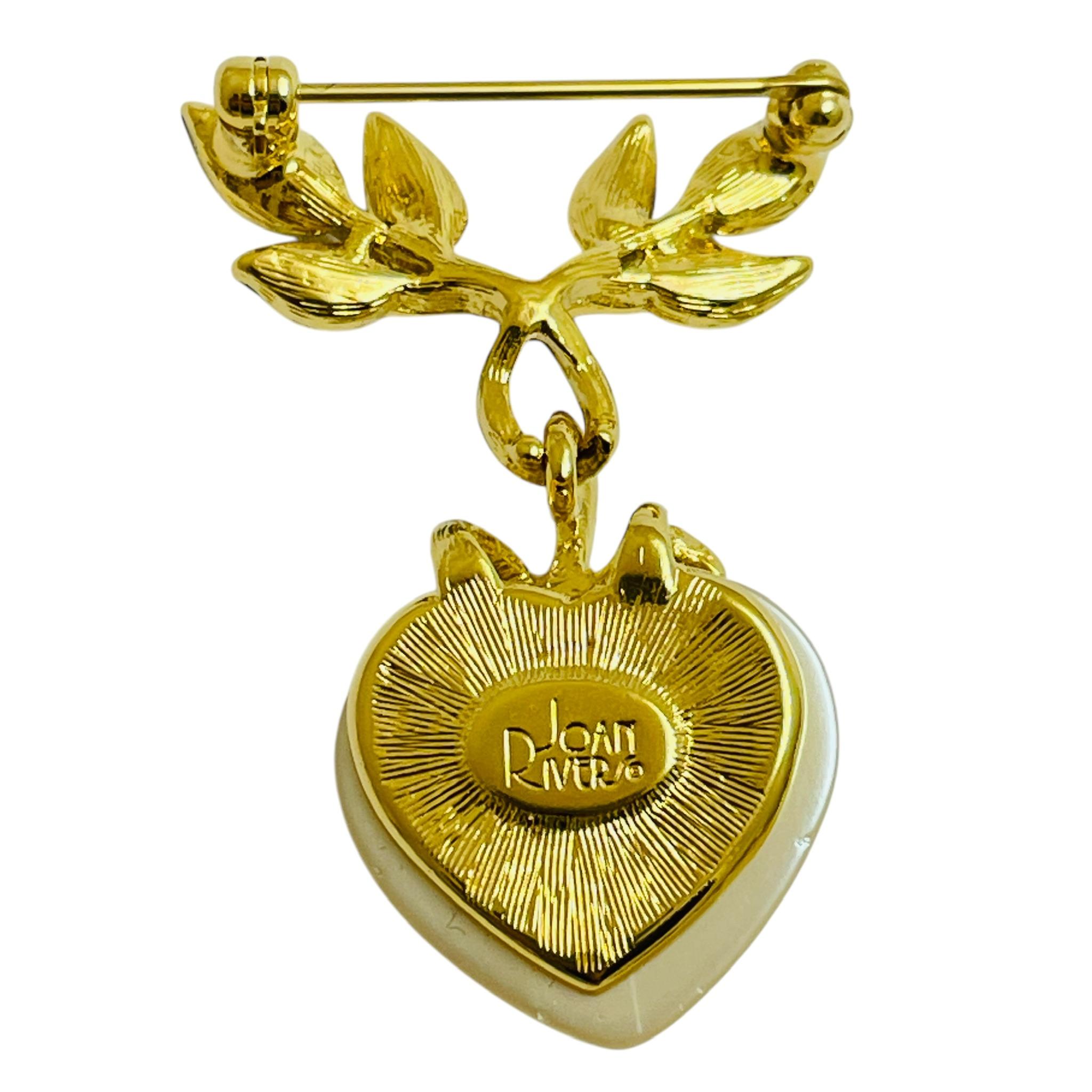 Vintage JOAN RIVERS signed gold tone faux heart pearl rhinestone dangle brooch In Good Condition For Sale In Palos Hills, IL