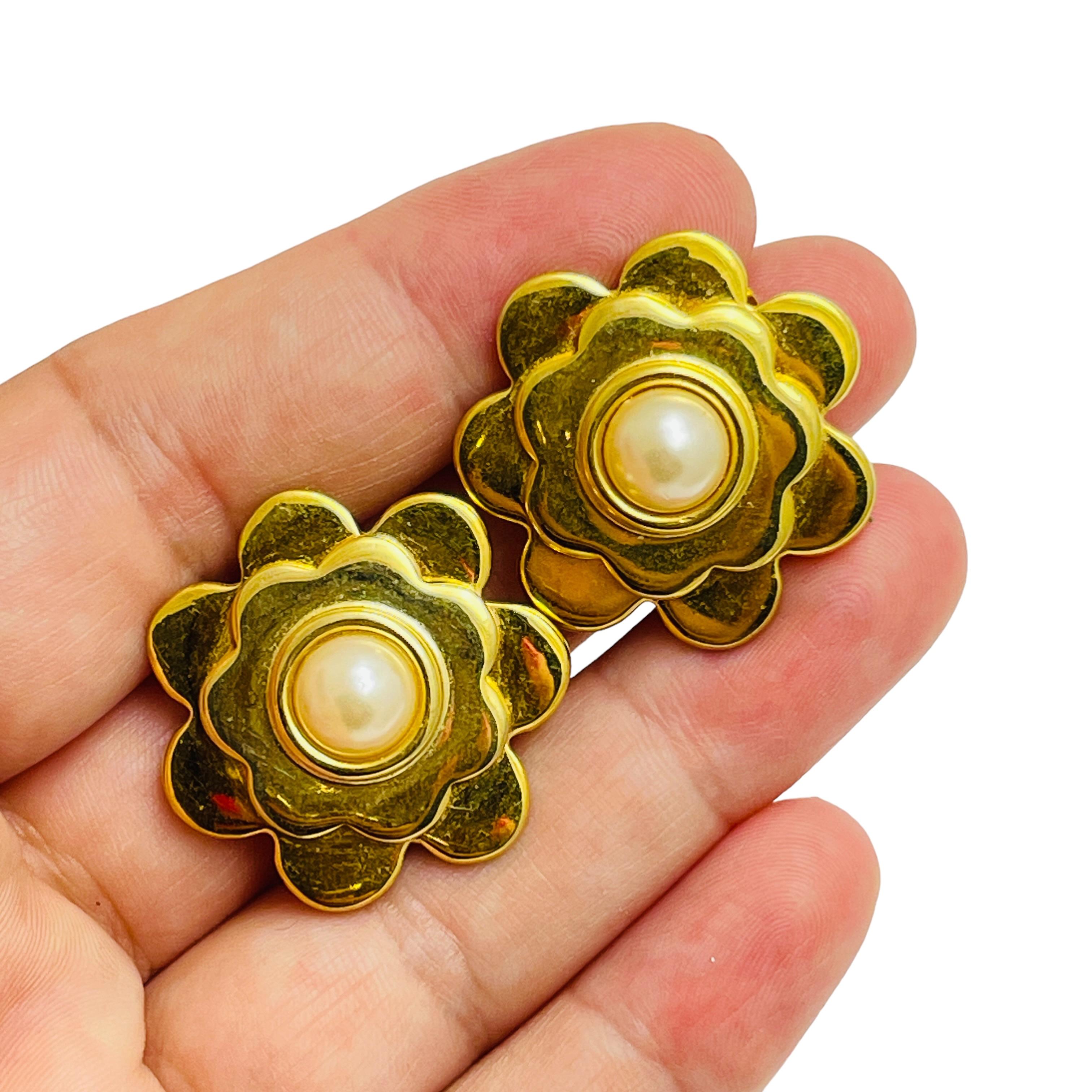 Women's Vintage JOAN RIVERS signed matte gold pearl designer clip on earrings For Sale