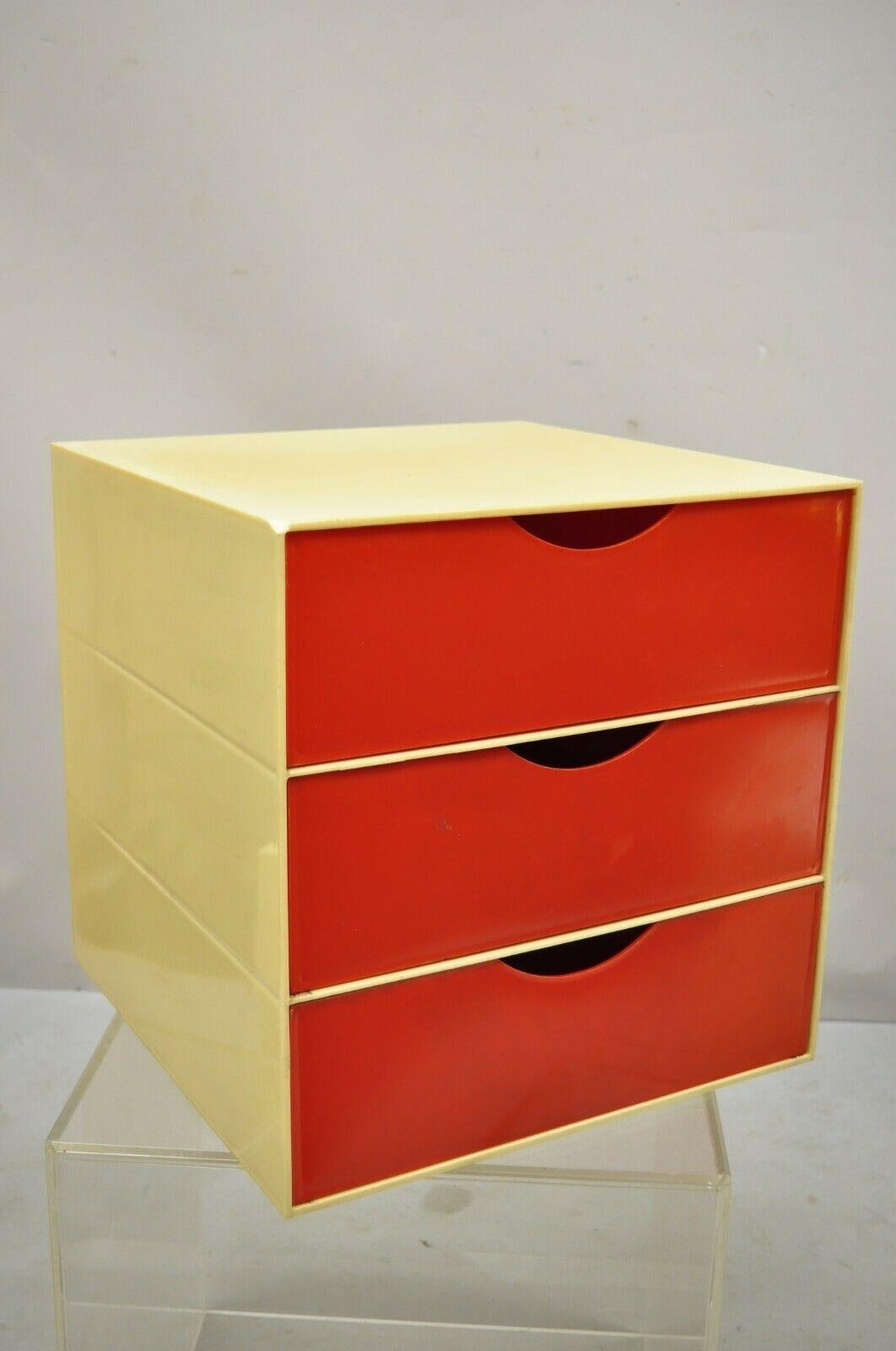 Vintage Joe Colombo Palaset style plastic red 3 drawer cube (B). Item features 3 sliding drawers, molded plastic construction, unmarked, in the style of Joe Colombo, very nice vintage item, clean modernist lines.*Listing is for one piece. Circa