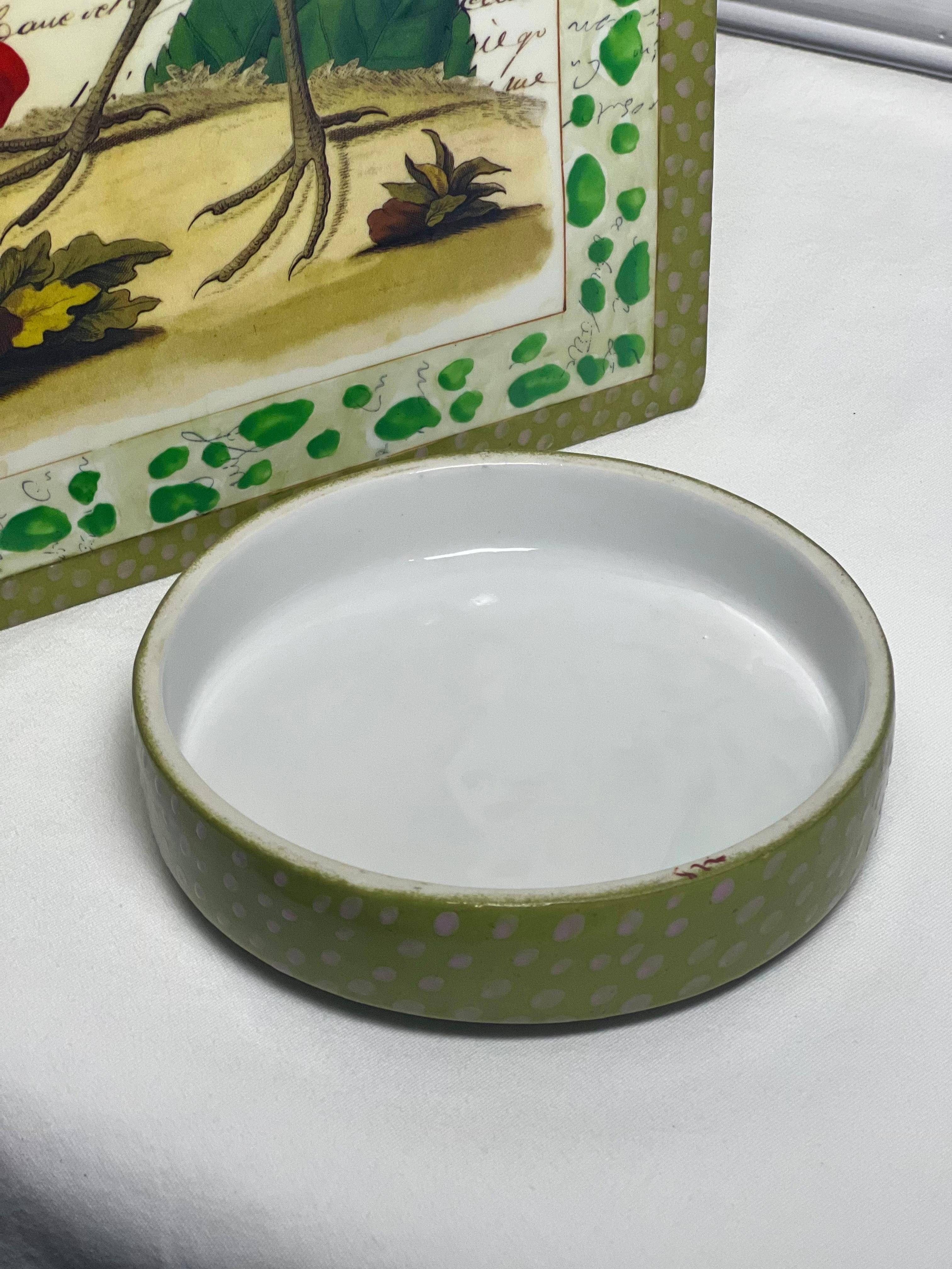 John Derian grand pot carré à couvercle en porcelaine avec oiseaux et feuillage en vente 3