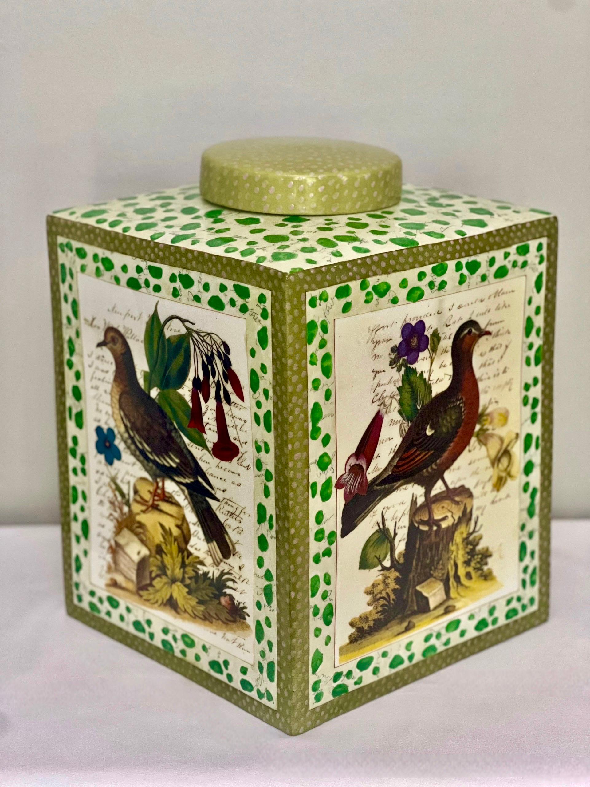 John Derian grand pot carré à couvercle en porcelaine avec oiseaux et feuillage en vente 8