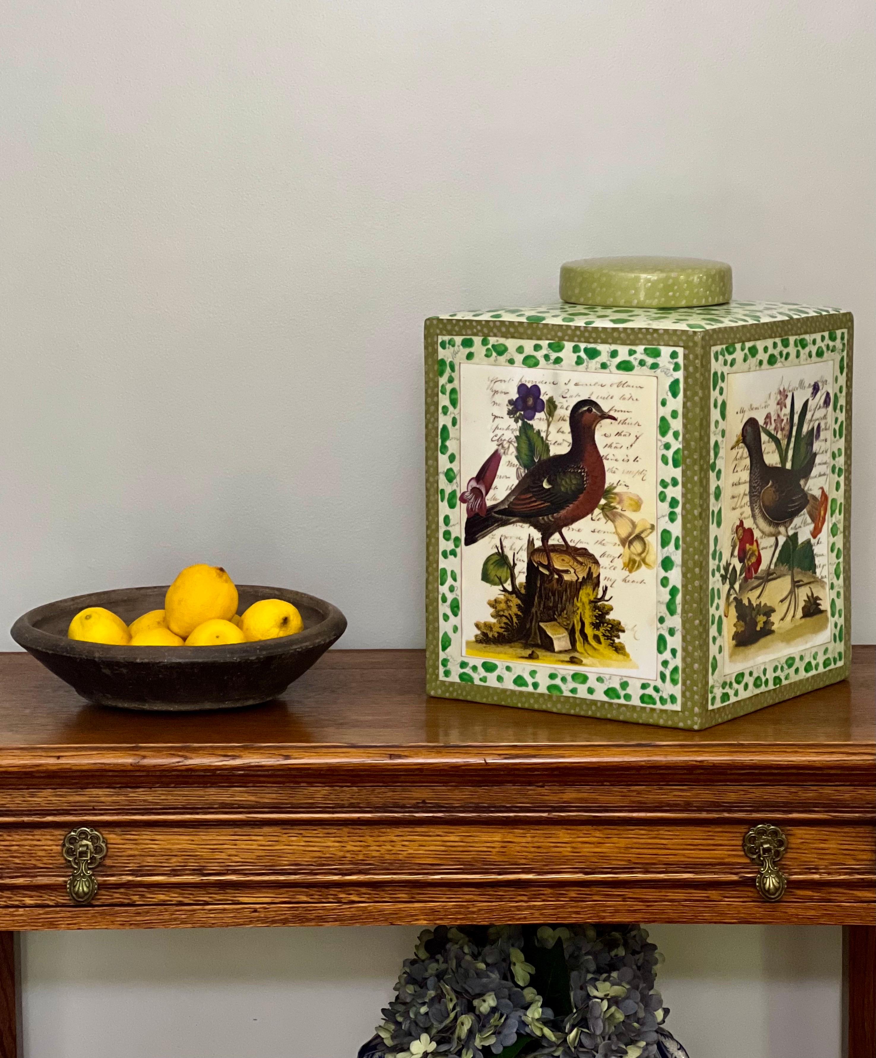 John Derian grand pot carré à couvercle en porcelaine avec oiseaux et feuillage en vente 10