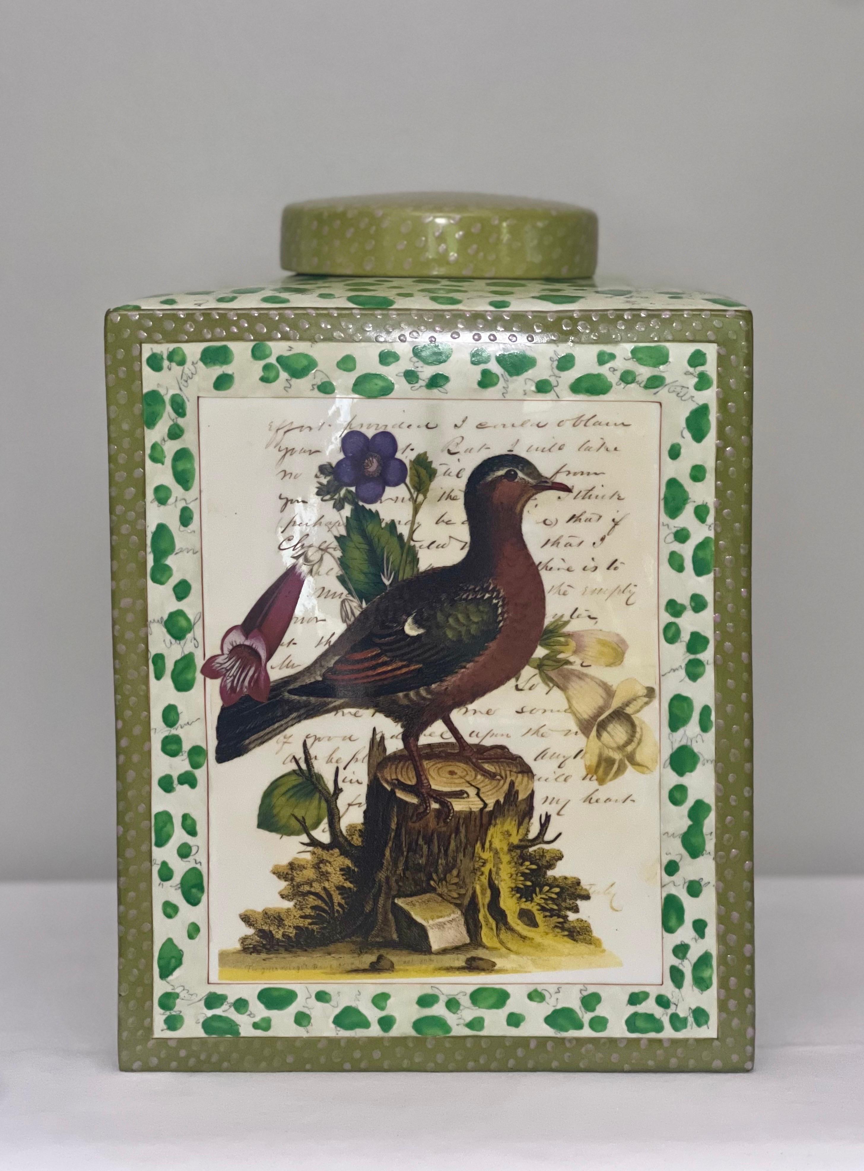 Jarre surdimensionnée à couvercle carré en porcelaine peinte à la main en forme de boîte à thé par John Derian avec des oiseaux d'après les illustrations biologiques du 18e siècle du naturaliste George Edwards, 