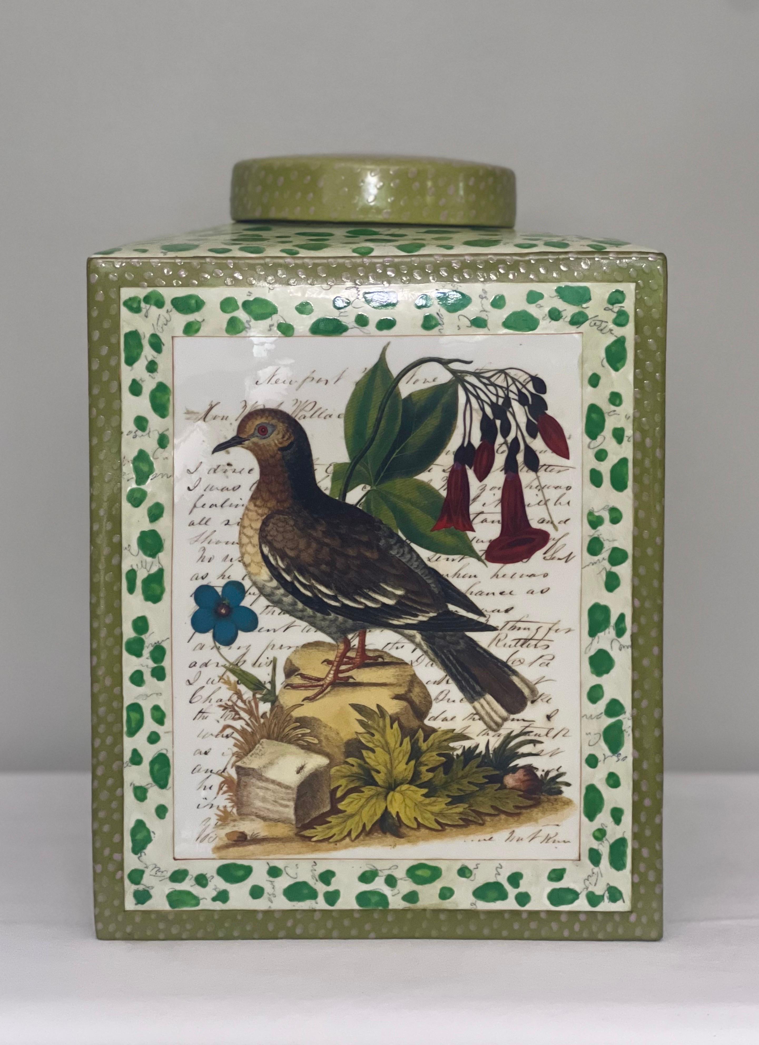 Colonial britannique John Derian grand pot carré à couvercle en porcelaine avec oiseaux et feuillage en vente