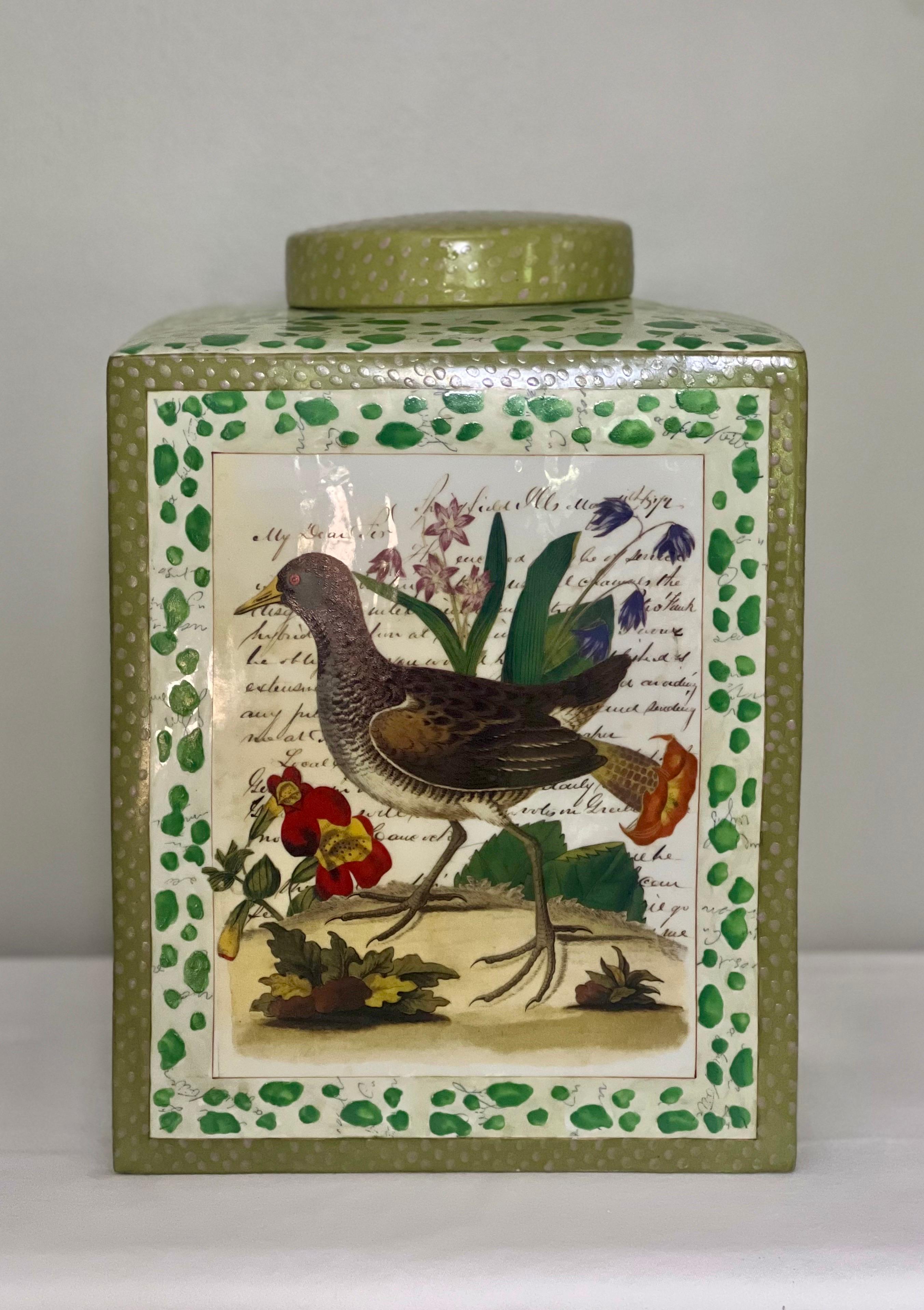 Peint à la main John Derian grand pot carré à couvercle en porcelaine avec oiseaux et feuillage en vente