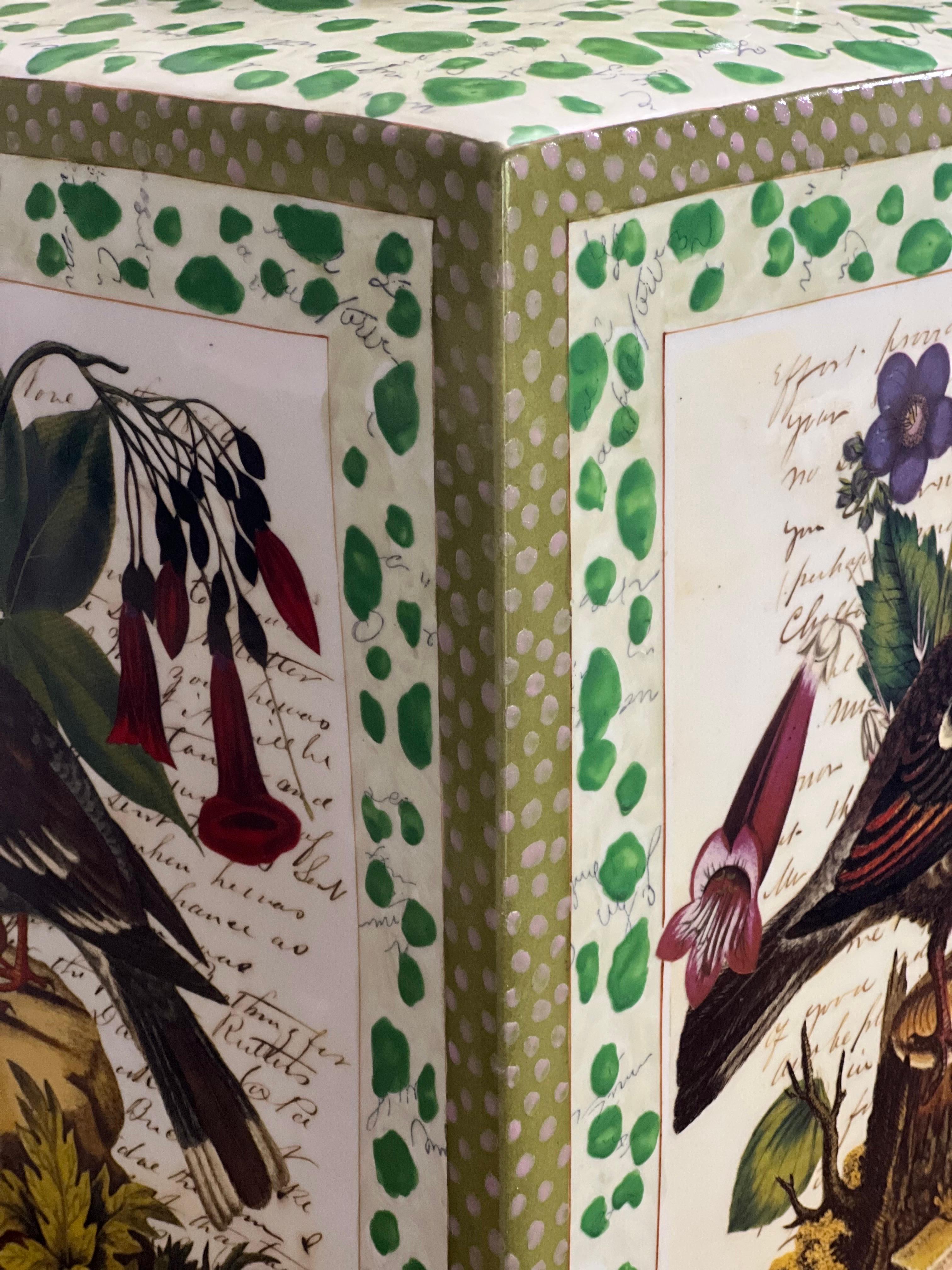 John Derian grand pot carré à couvercle en porcelaine avec oiseaux et feuillage Bon état - En vente à Doylestown, PA