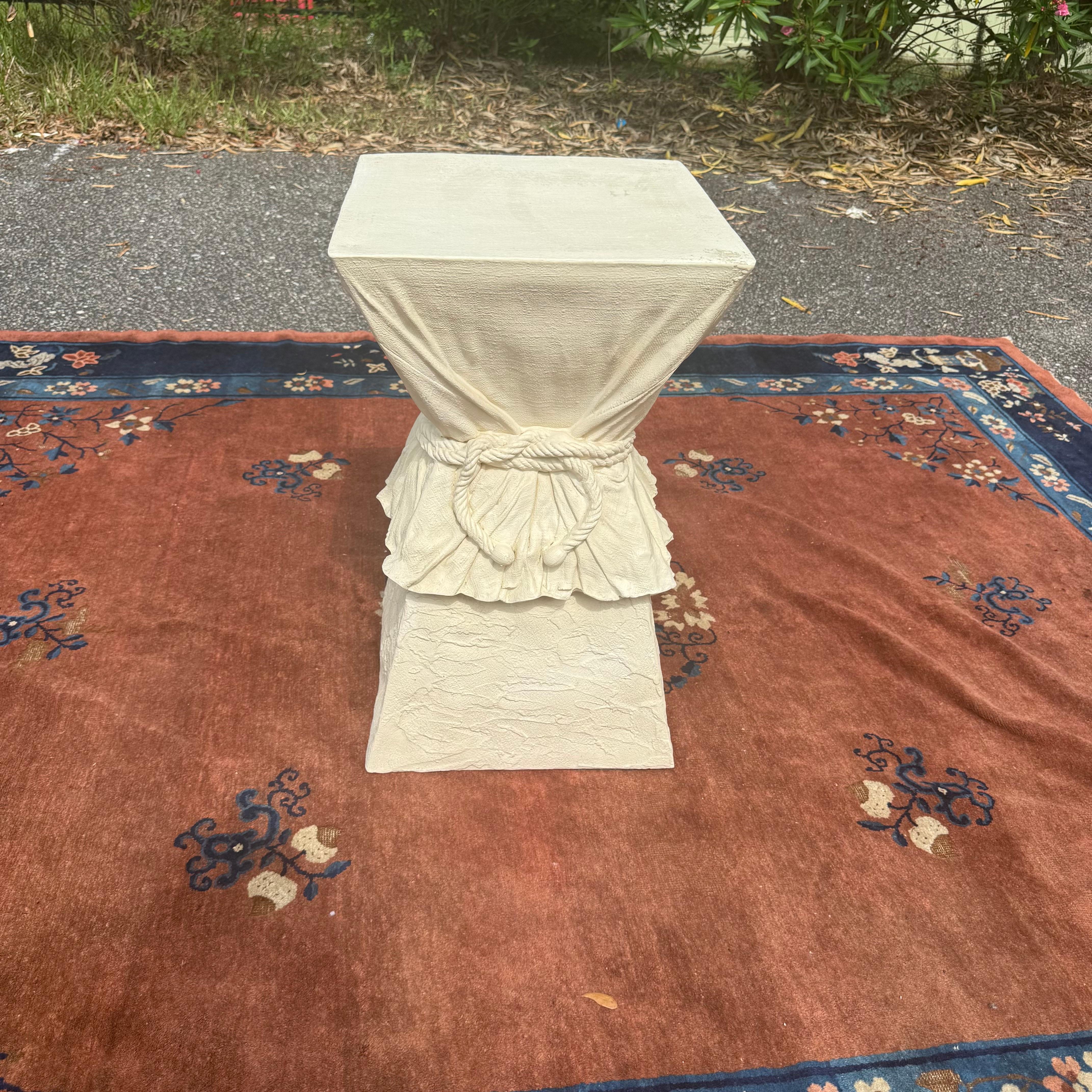 Tavolino da bere in corda drappeggiata in stile John Dickenson d'epoca, in fibra di vetro laccata  In vendita c'è un piedistallo per bevande in fibra di vetro 